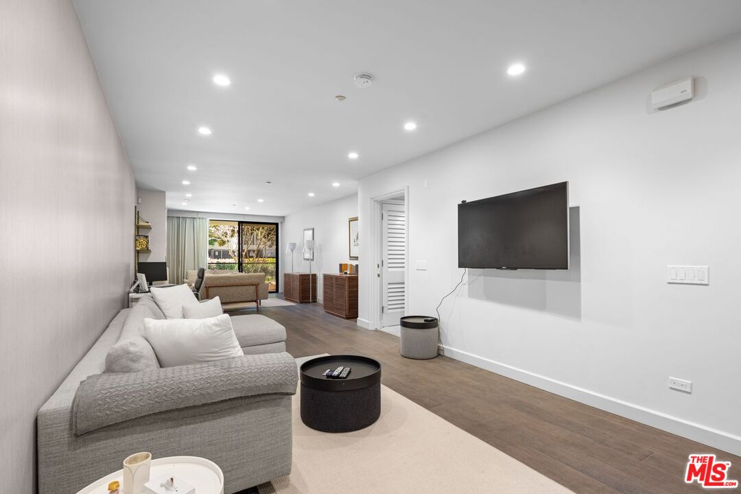 Santa Monica, California, 90402, United States, 2 Bedrooms Bedrooms, ,2 BathroomsBathrooms,Residential,For Sale,1901318