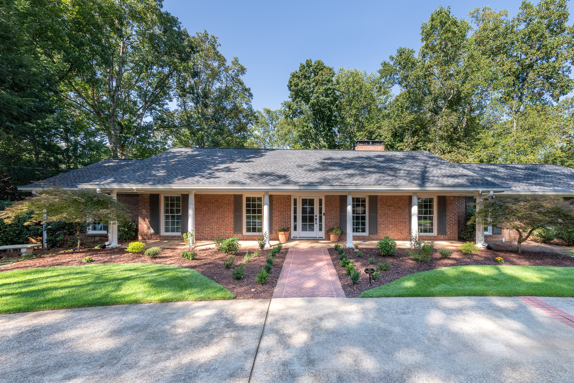 Charming Ranch Home with Heated Pool in a Great Sandy Springs Location - 物件實景