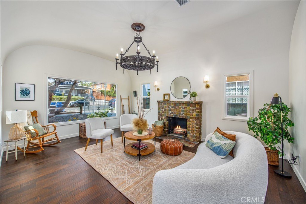 Los Angeles, California, 90043, United States, 3 Bedrooms Bedrooms, ,2 BathroomsBathrooms,Residential,For Sale,1986157