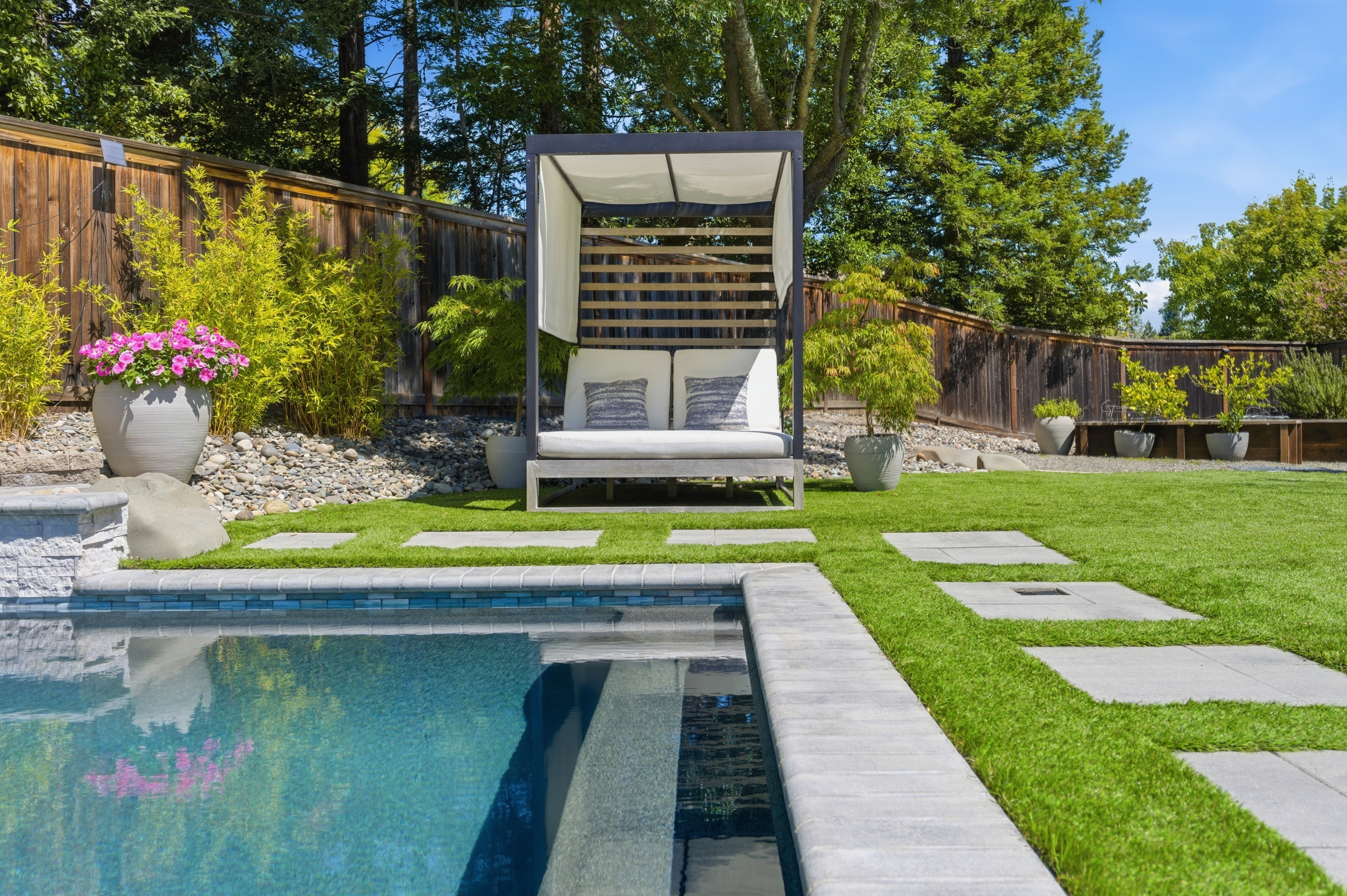  Timeless Transitional Estate with Resort-Style Backyard - 物件實景