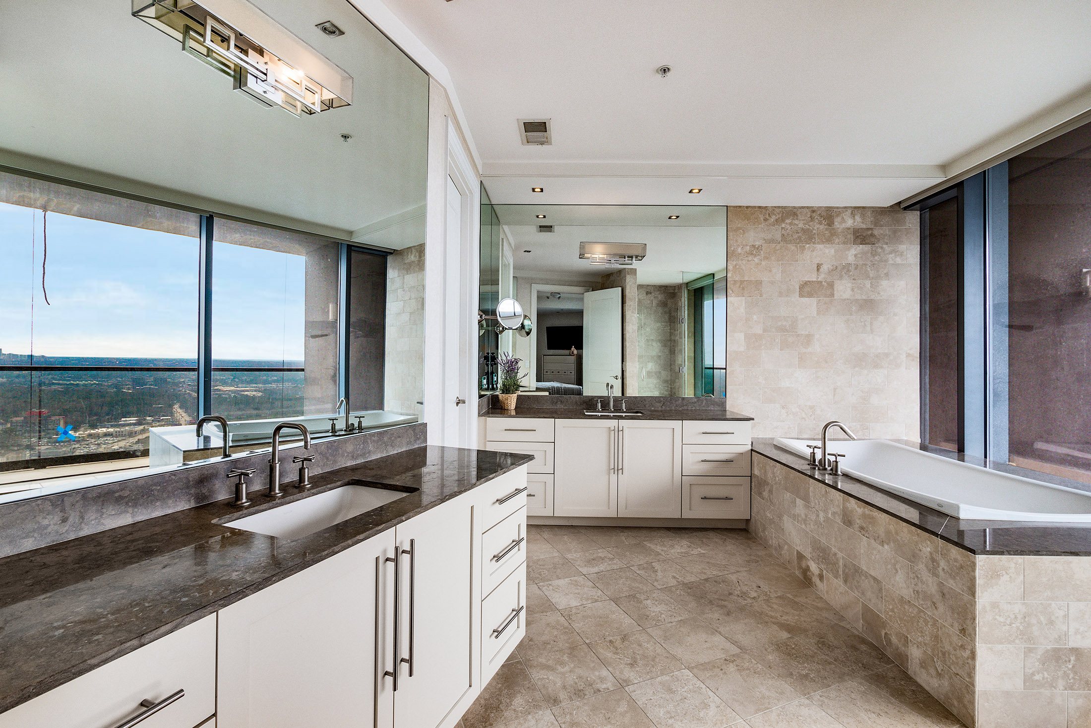  Exceptional Corner Unit with Stunning Skyline Views - 物件實景