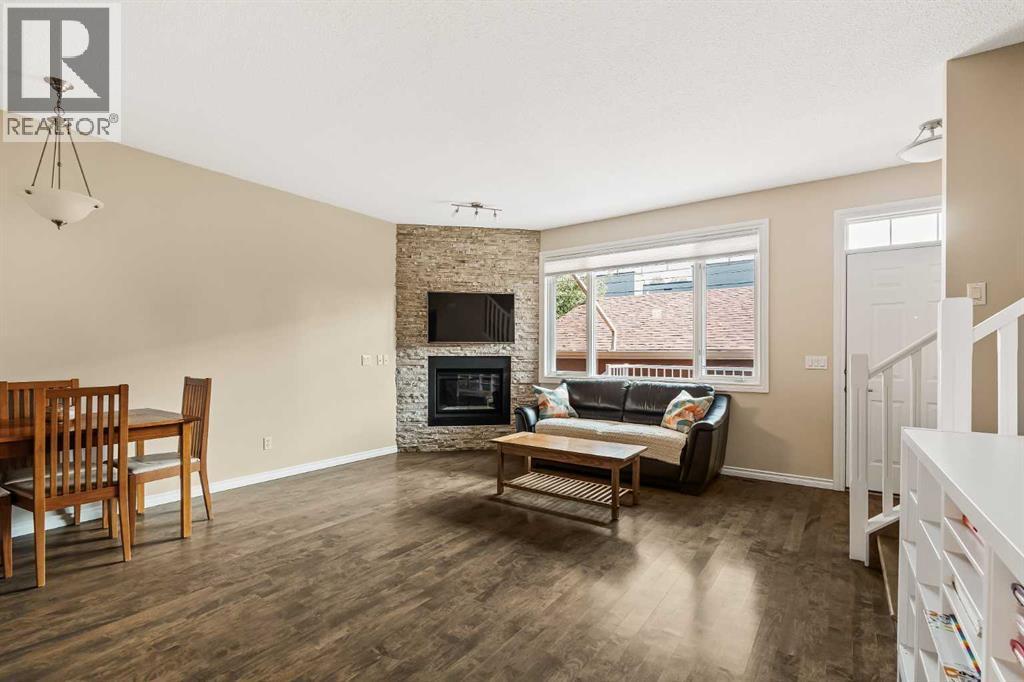 CALGARY, Alberta, T3E 2M9, CA, 2 Bedrooms Bedrooms, ,2 BathroomsBathrooms,Residential,For Sale,1949798