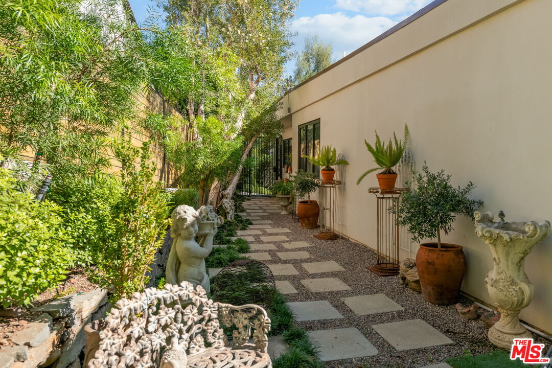 Los Angeles, California, 90049, United States, 4 Bedrooms Bedrooms, ,1 BathroomBathrooms,Residential,For Sale,1991602