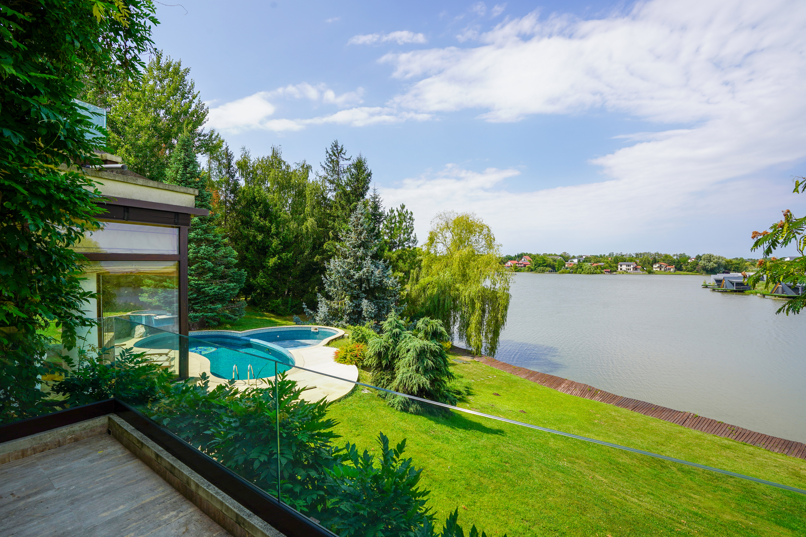  Villa with Private Peninsula and Panoramic Lake Views, Corbeanca - 物件實景
