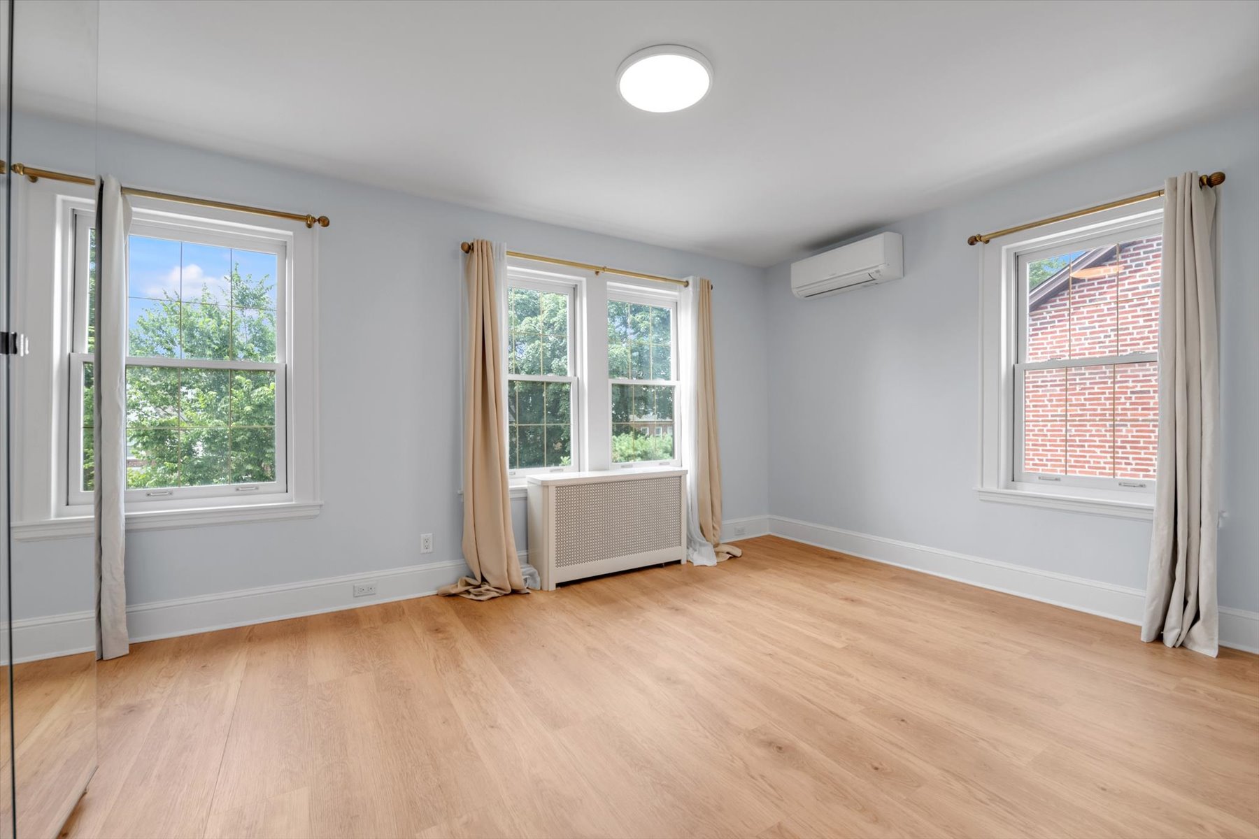  ?REMARKABLY RENOVATED SEMI DETACHED HOME IN FOREST HILLS HILLS? - 物件實景