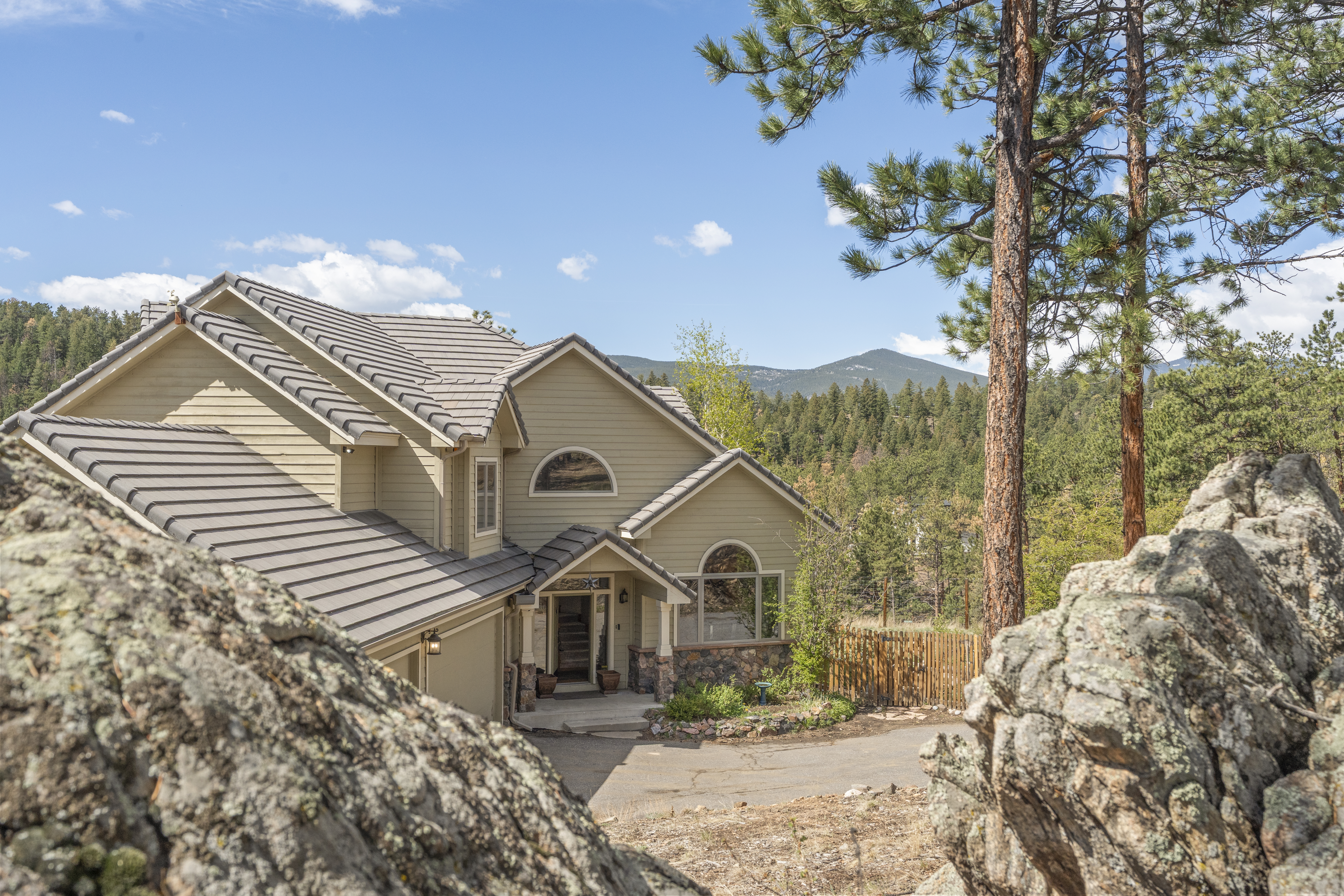  Set on 10+ private acres in the sought-after Ruby Ranch enclave - 物件實景