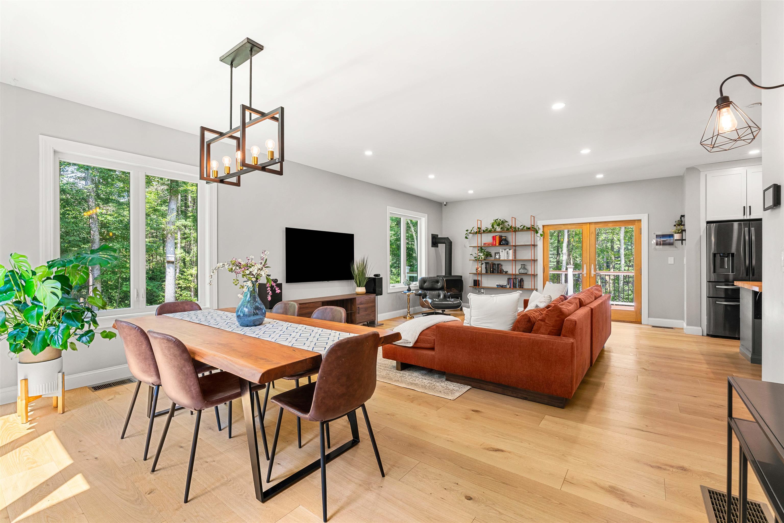 Hollis, New Hampshire, 03049, United States, 3 Bedrooms Bedrooms, ,3 BathroomsBathrooms,Residential,For Sale,1907073
