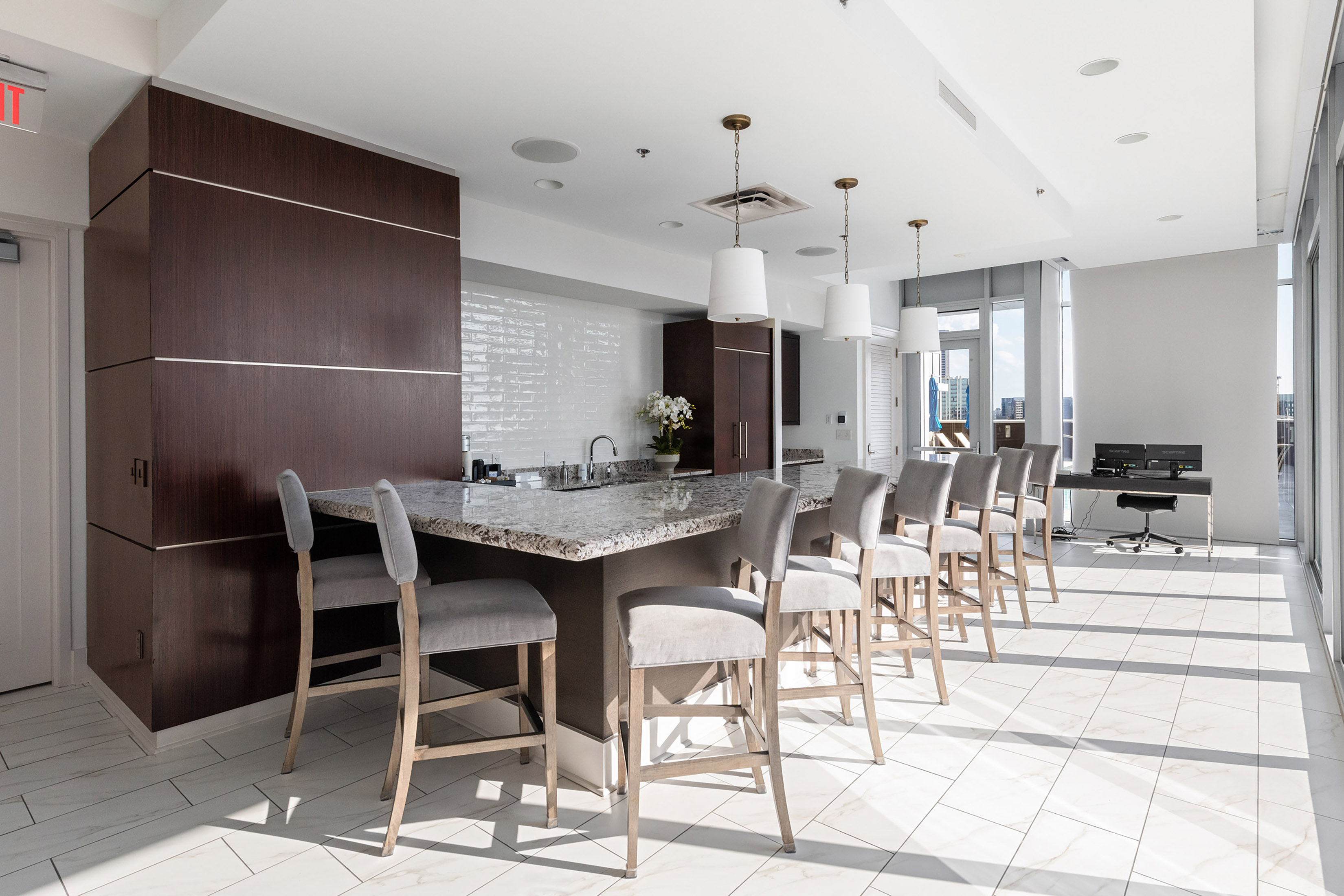  Exceptional Three Bedroom Plus Den Atop The Coveted Loews Hotel - 物件實景