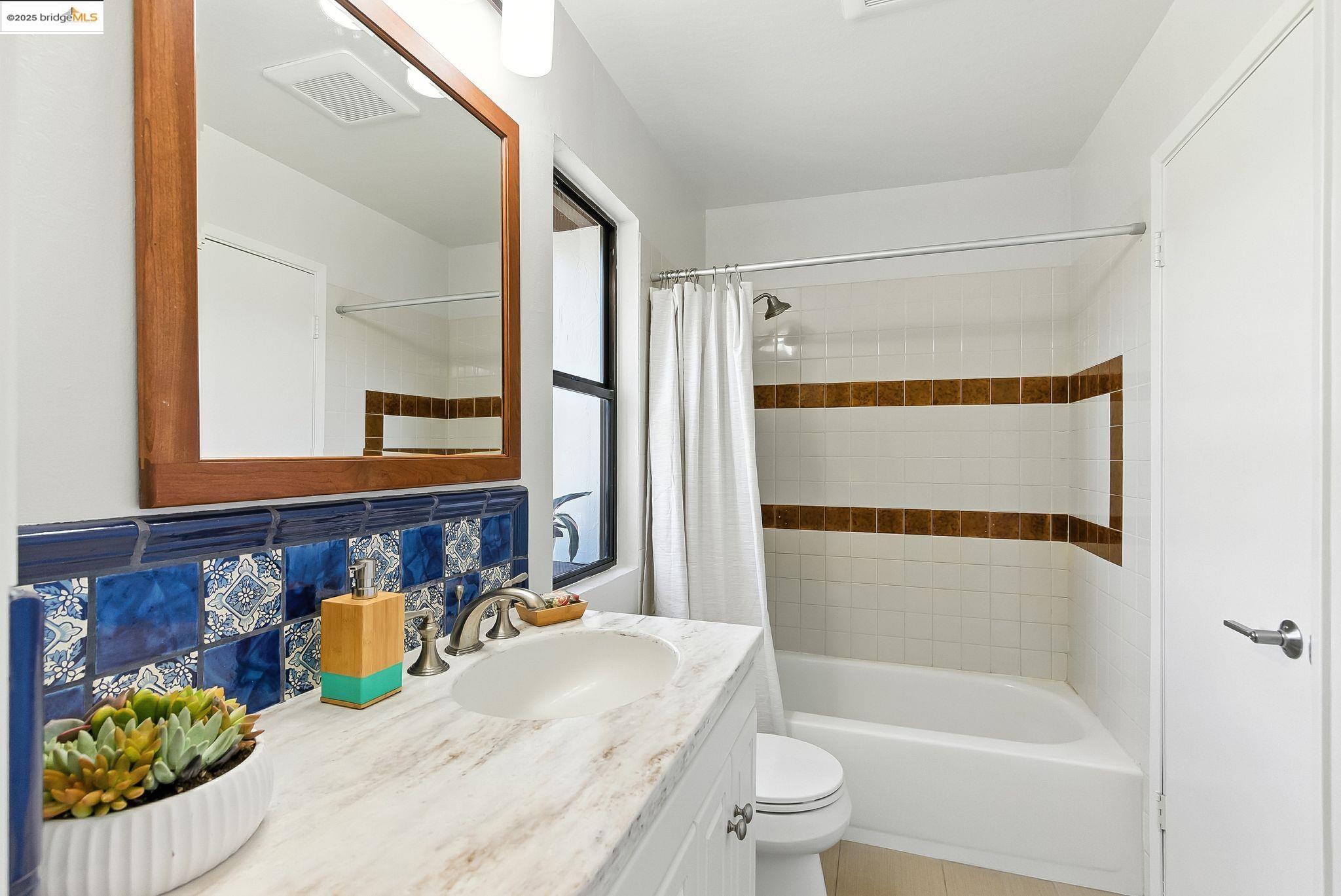 Oakland, California, 94618, United States, 2 Bedrooms Bedrooms, ,1 BathroomBathrooms,Residential,For Sale,1925064