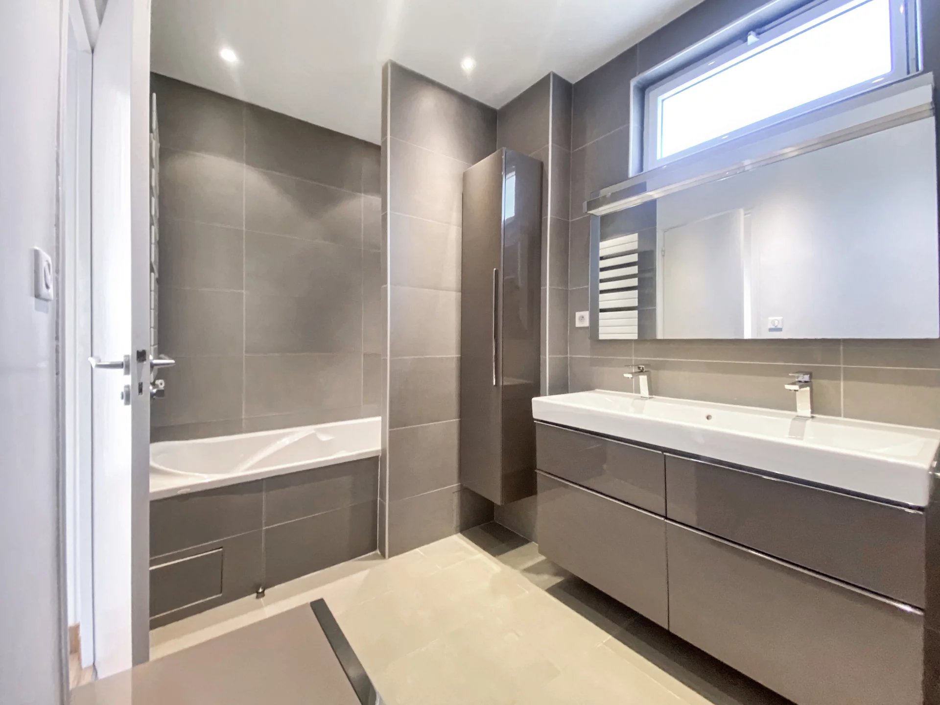 Suresnes, Île-de-France, 92150, FR, 5 Bedrooms Bedrooms, ,3 BathroomsBathrooms,Residential,For Sale,1932825