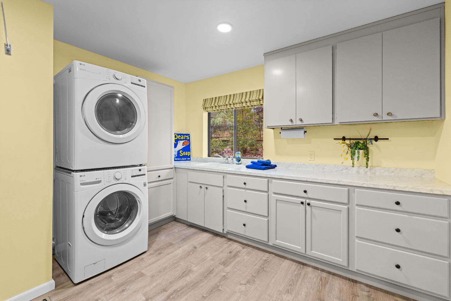 Grass Valley, California, 95949, United States, 3 Bedrooms Bedrooms, ,3 BathroomsBathrooms,Residential,For Sale,1992571