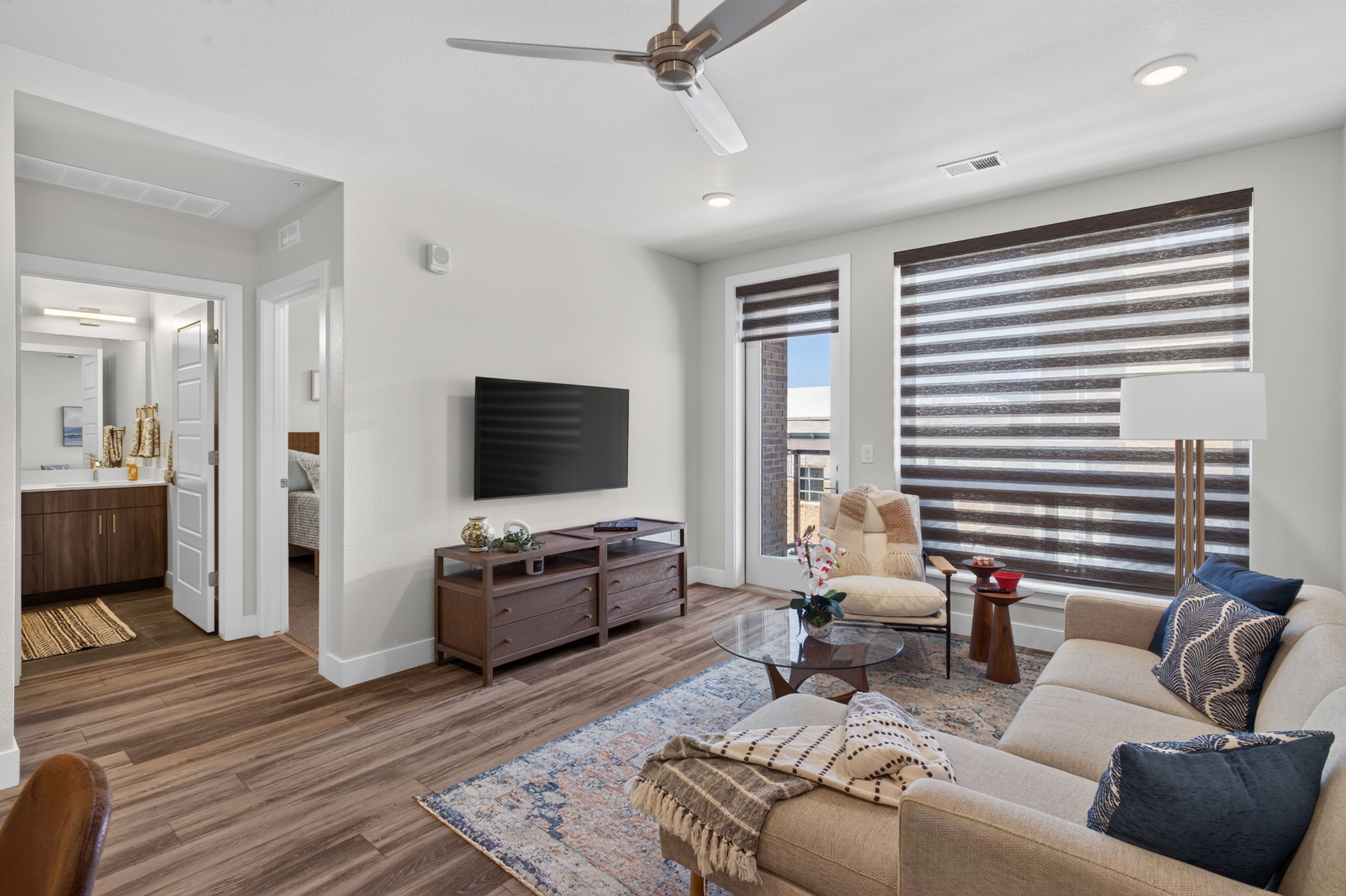  Beautiful unit with a private deck, overlooking Festival Park. - 物件實景