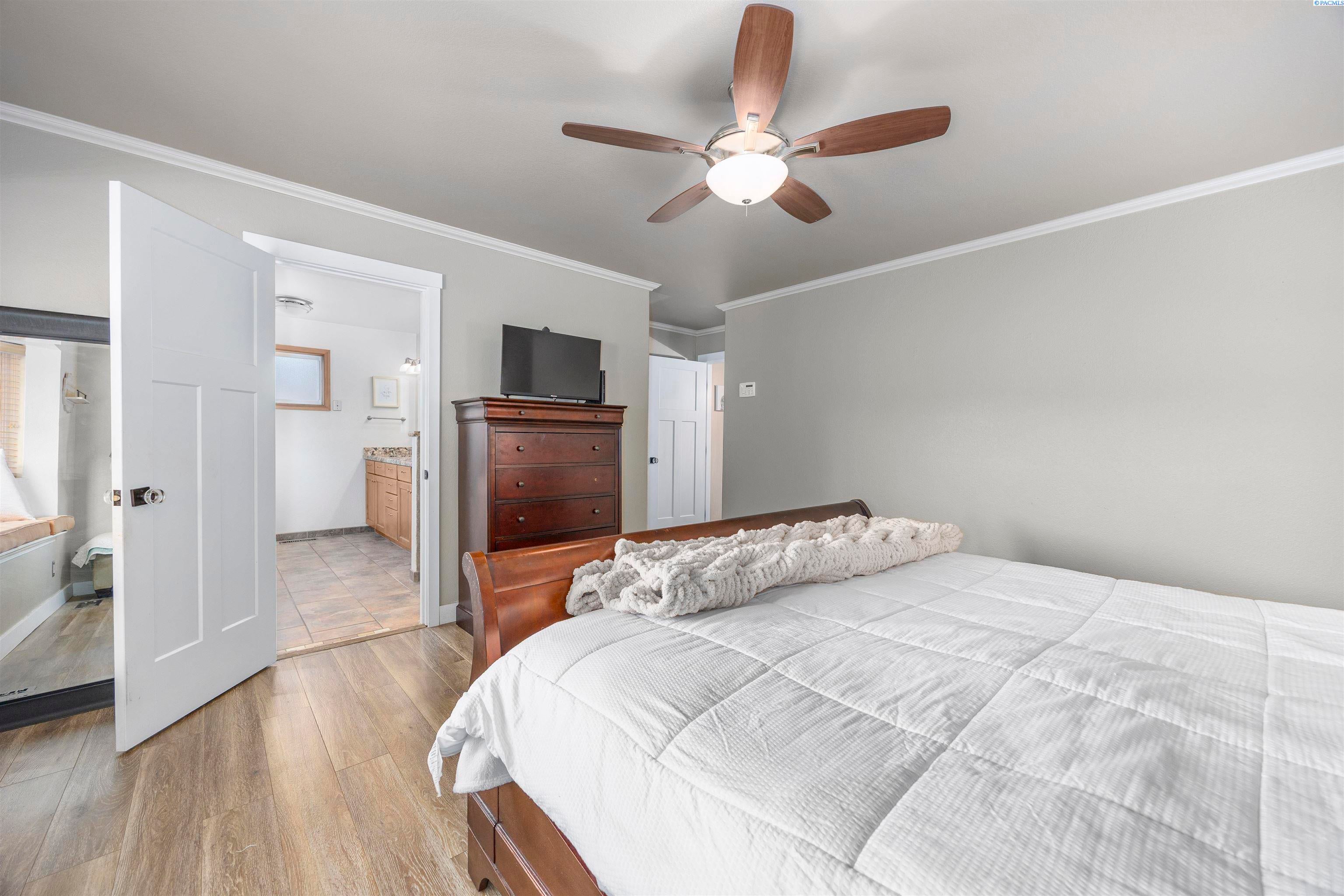 Kennewick, Washington, 99337, United States, 4 Bedrooms Bedrooms, ,2 BathroomsBathrooms,Residential,For Sale,1978666