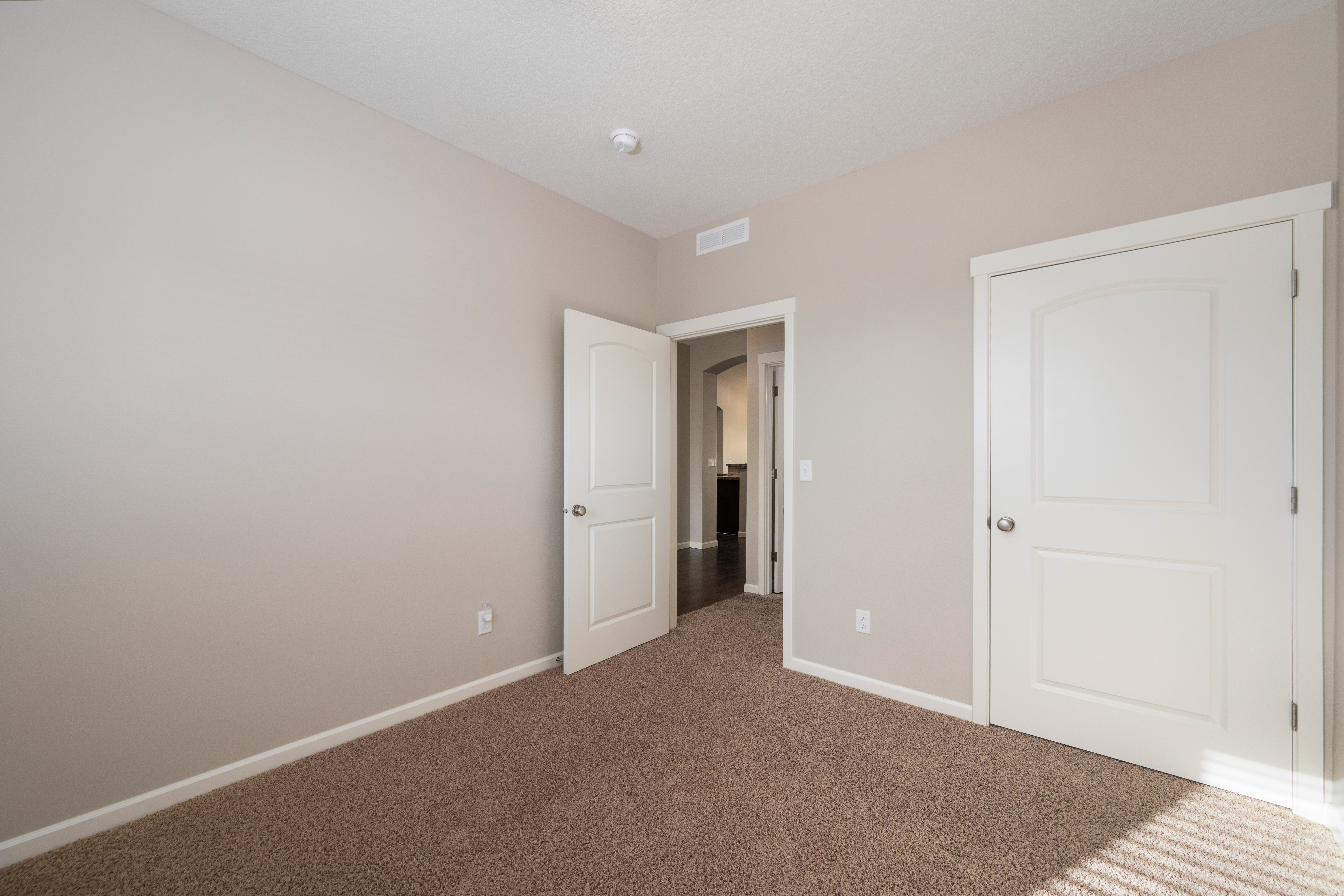  Welcome to this well-maintained 3-bedroom, 2-bath New Tradition resale - 物件實景