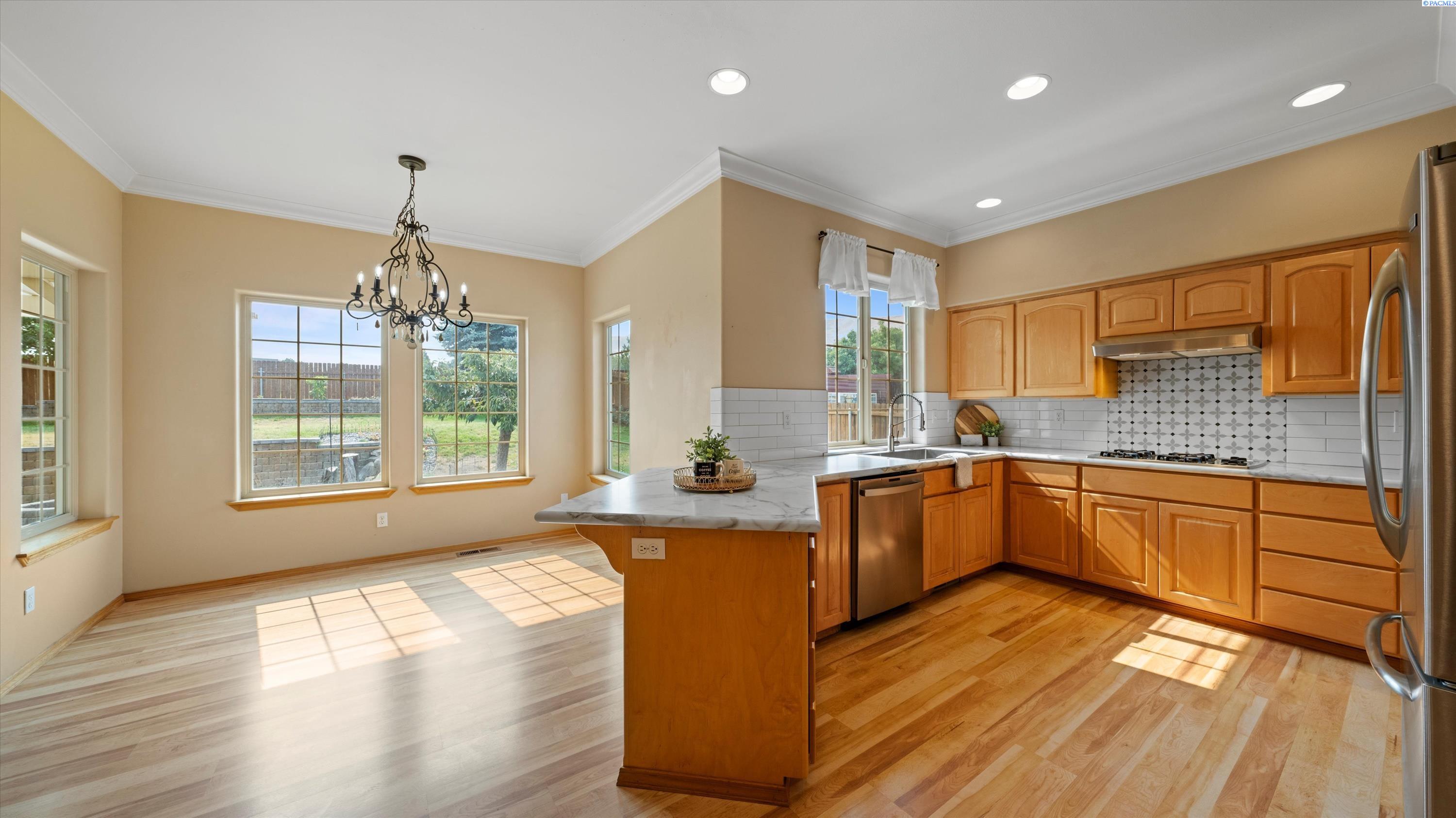 Richland, Washington, 99352, United States, 4 Bedrooms Bedrooms, ,3 BathroomsBathrooms,Residential,For Sale,1940830