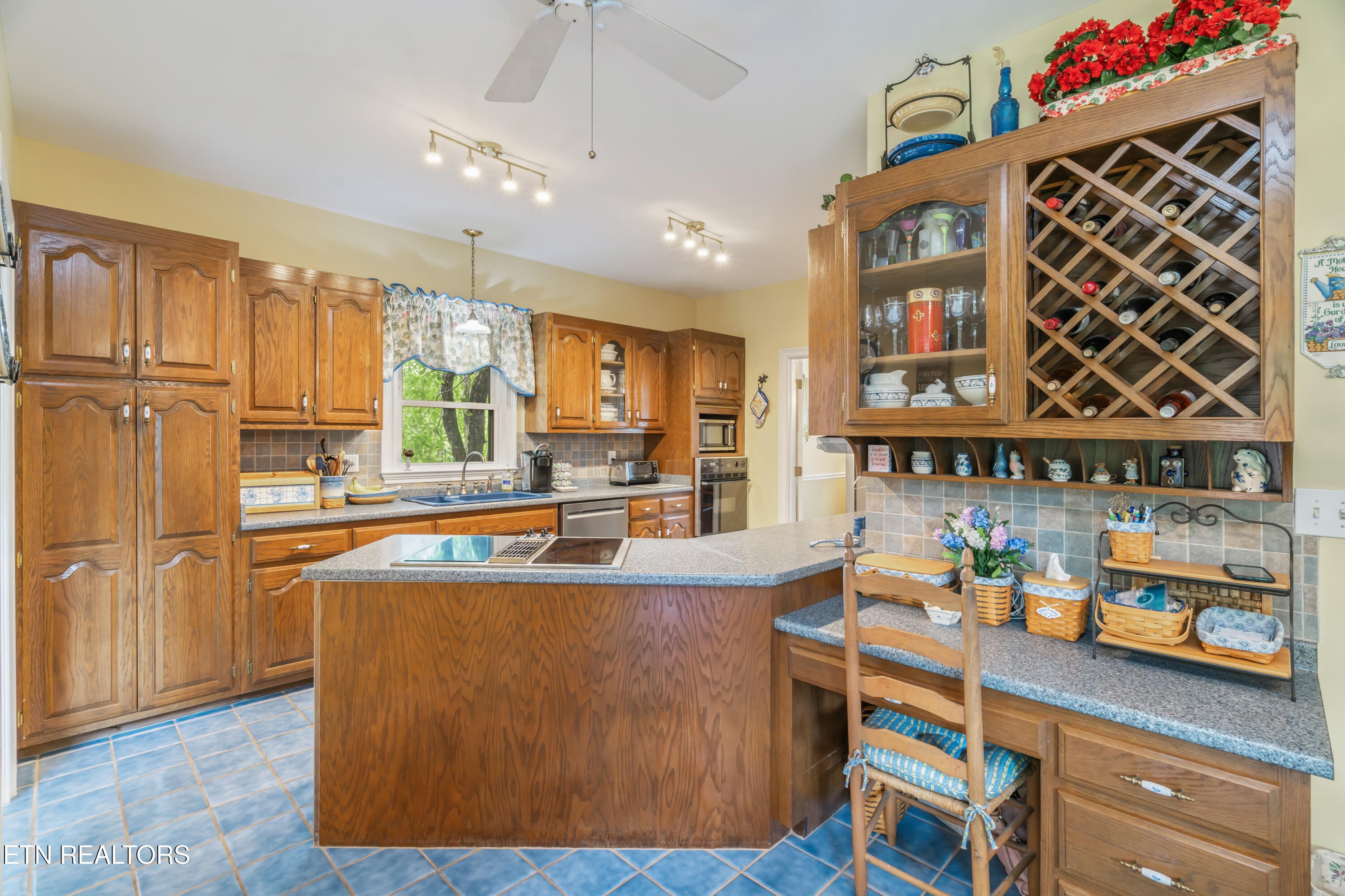 Kingston, Tennessee, 37763, United States, 3 Bedrooms Bedrooms, ,3 BathroomsBathrooms,Residential,For Sale,1762523