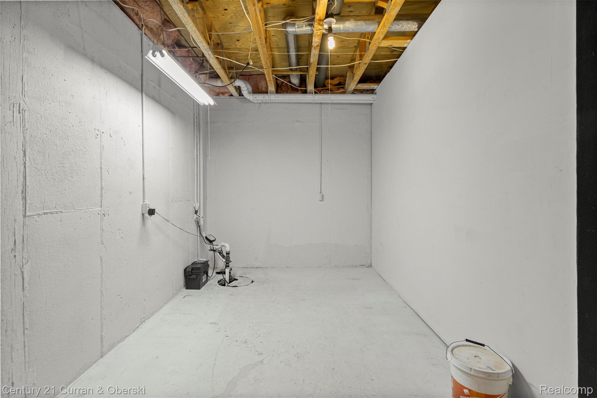 Shelby Charter Township, Michigan, 48316, United States, 2 Bedrooms Bedrooms, ,4 BathroomsBathrooms,Residential,For Sale,1977088