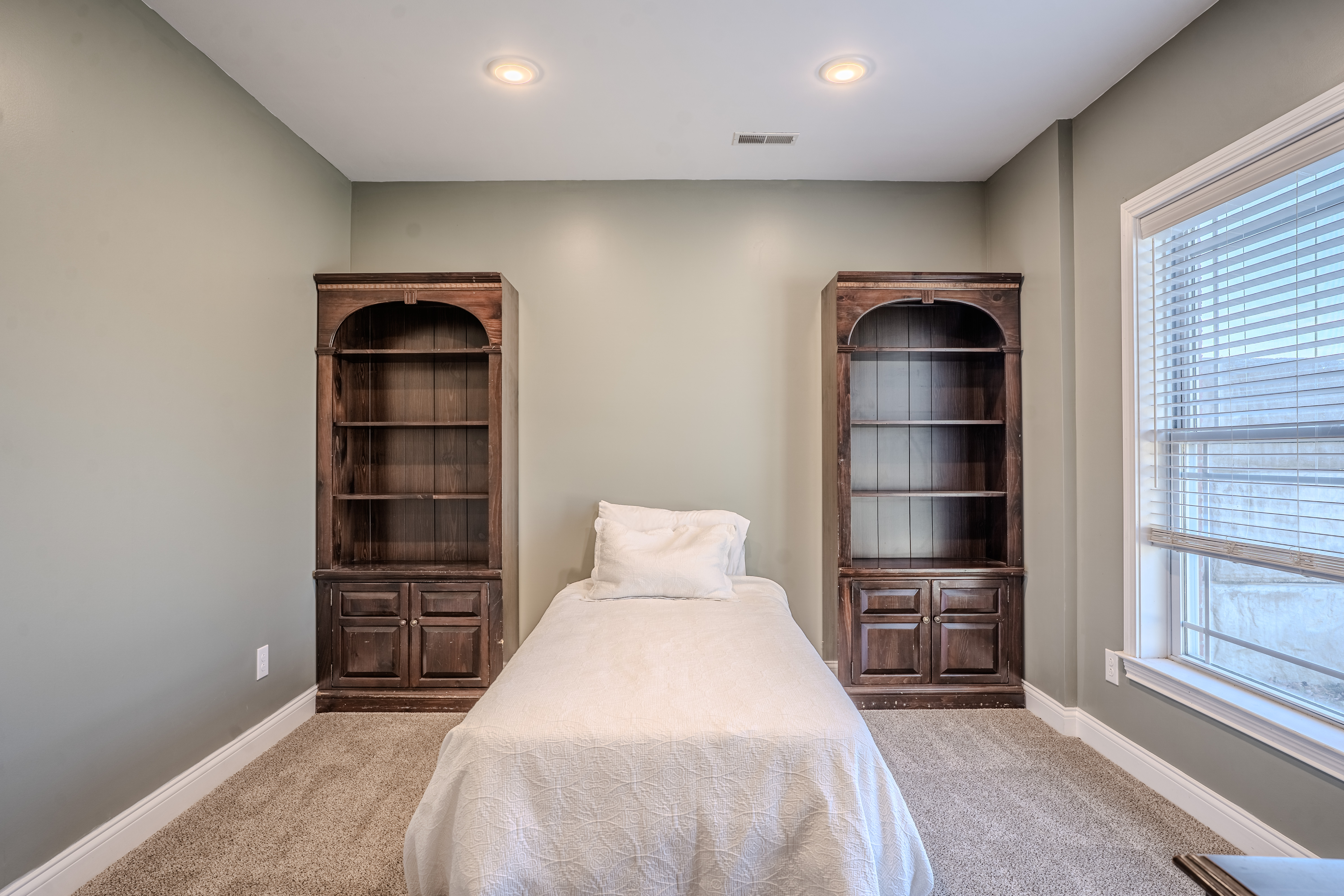 Frankfort, Kentucky, 40601, United States, 6 Bedrooms Bedrooms, ,3 BathroomsBathrooms,Residential,For Sale,2012095