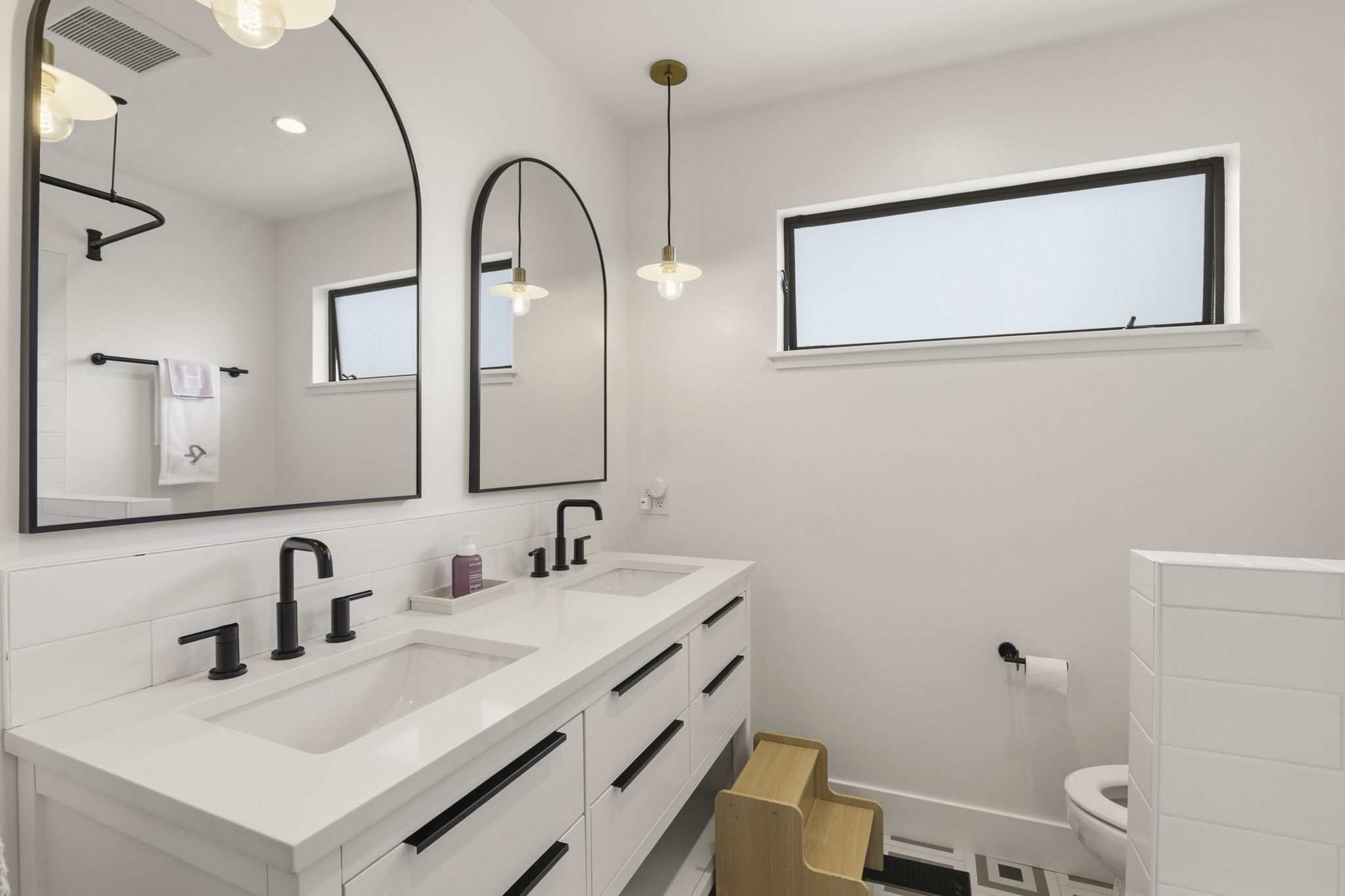  Thoughtfully Expanded and Extensively Renovated - 物件實景