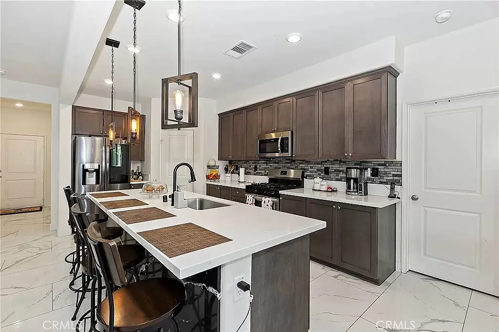 Victorville, California, 92392, United States, 5 Bedrooms Bedrooms, ,4 BathroomsBathrooms,Residential,For Sale,1984455