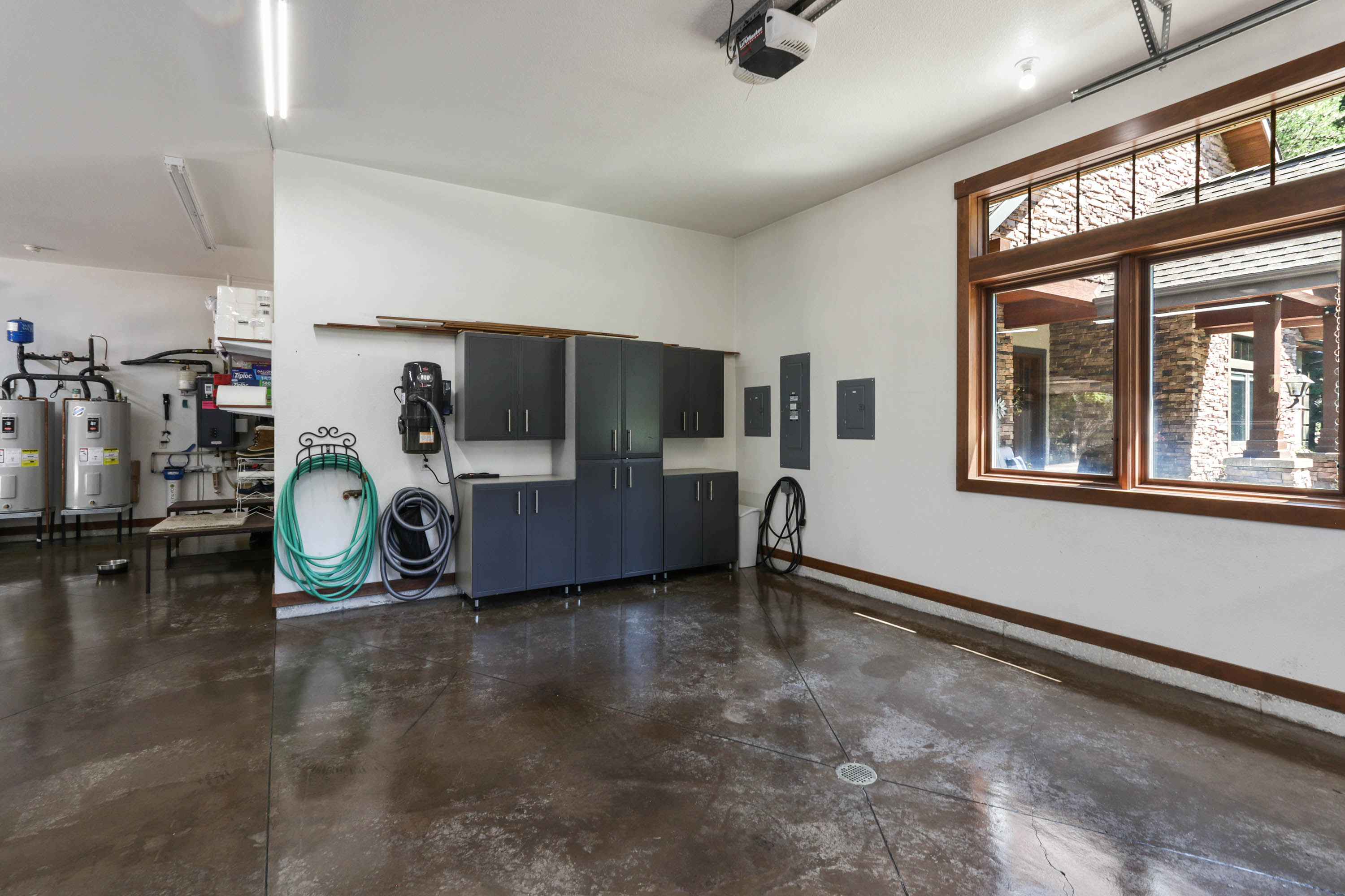 Priest River, Idaho, 83856, United States, 4 Bedrooms Bedrooms, ,5 BathroomsBathrooms,Residential,For Sale,1921614
