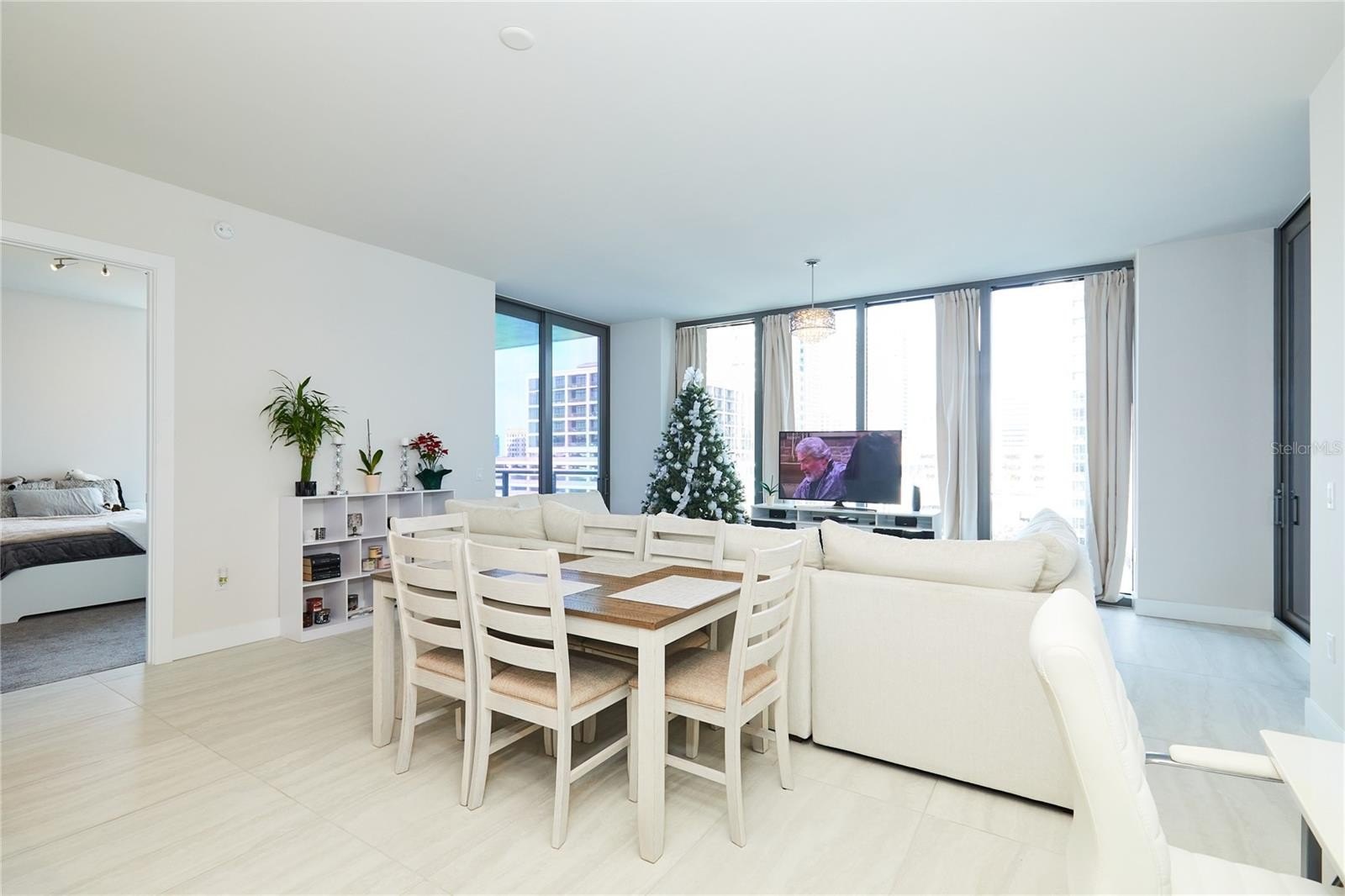 ST PETERSBURG, Florida, 33701, United States, 2 Bedrooms Bedrooms, ,3 BathroomsBathrooms,Residential,For Sale,1981835