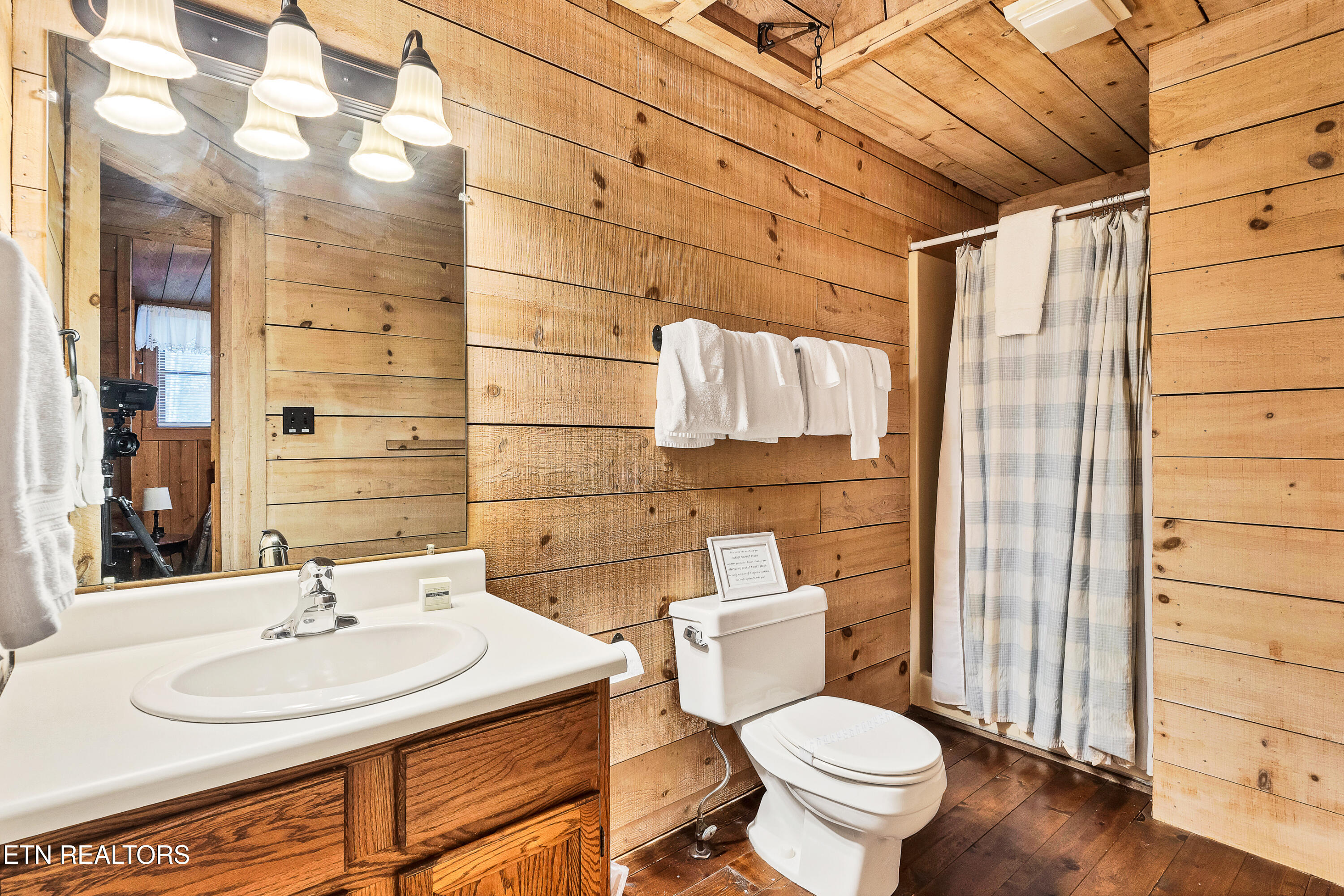 Townsend, Tennessee, 37882, United States, 2 Bedrooms Bedrooms, ,3 BathroomsBathrooms,Residential,For Sale,2010973