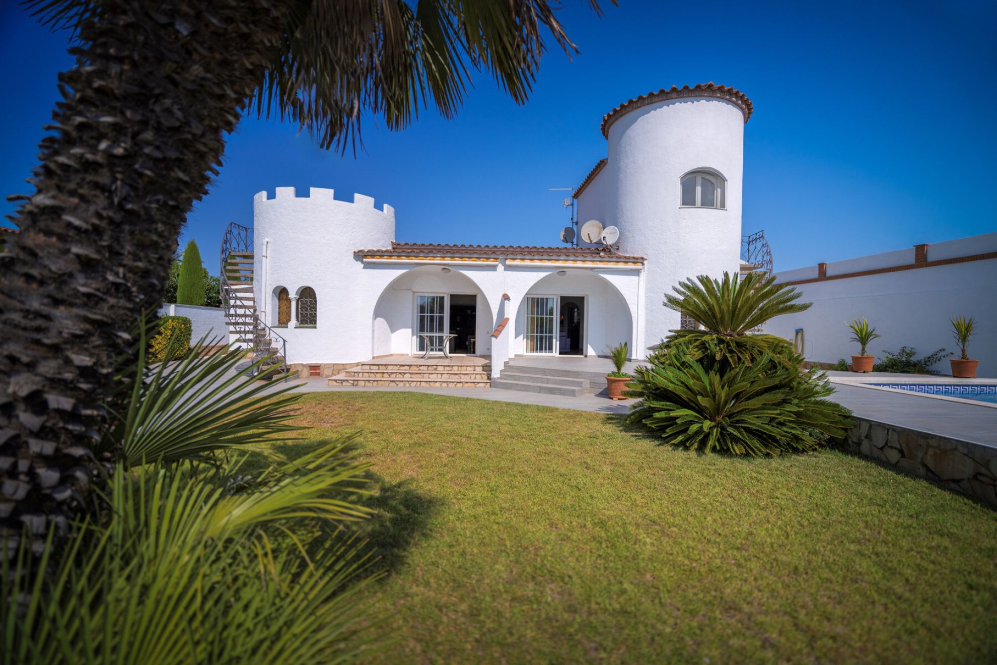 Magnificent property with 25 m of mooring and garage for boats. - 物件實景