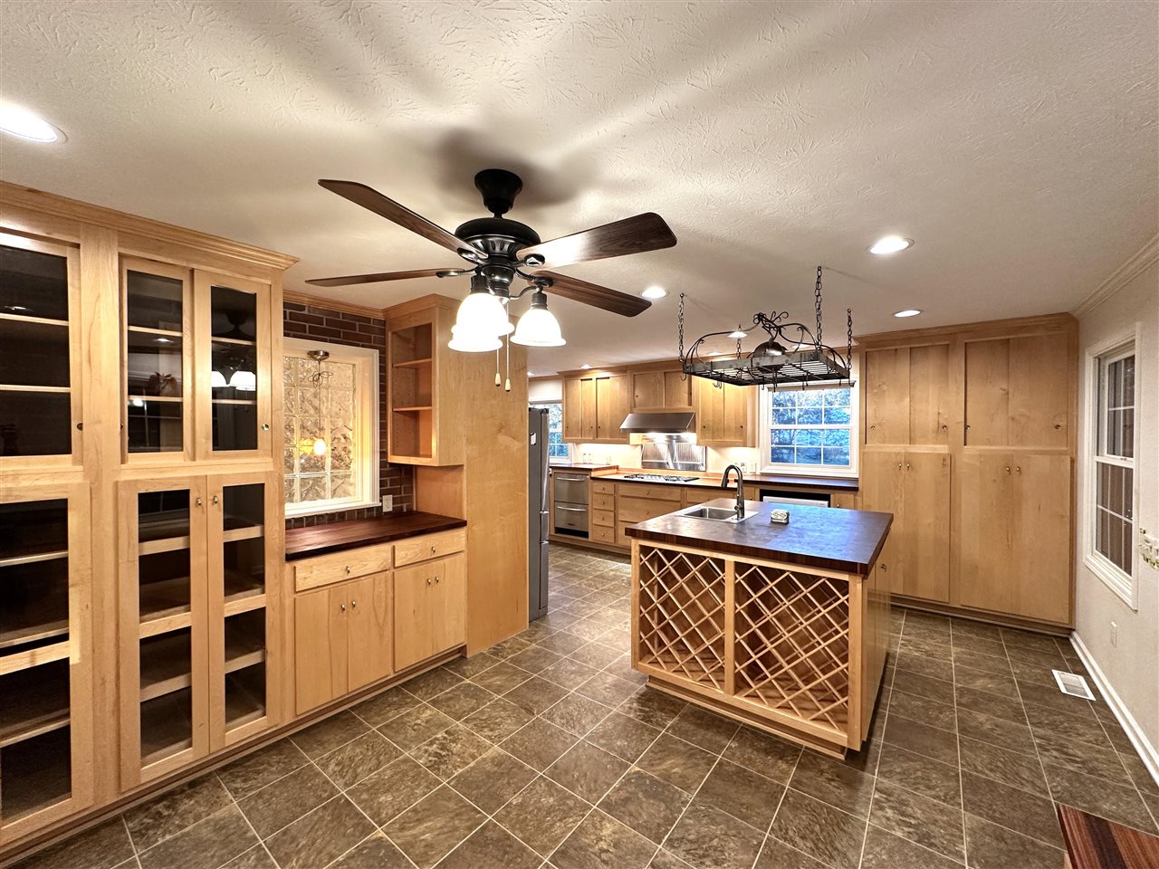 Bowling Green, Kentucky, 42103, United States, 4 Bedrooms Bedrooms, ,5 BathroomsBathrooms,Residential,For Sale,1991633