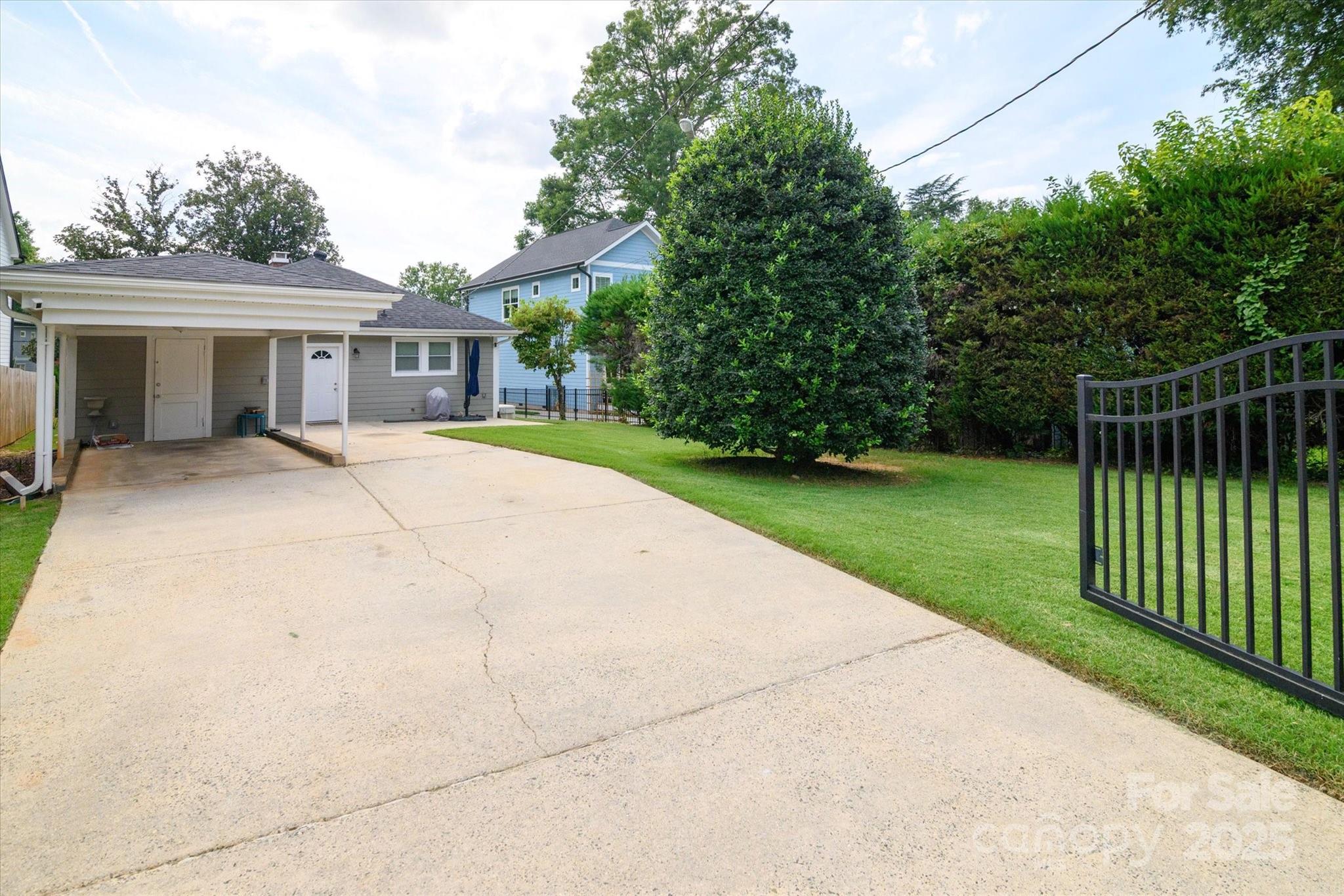 Charlotte, North Carolina, 28208, United States, 3 Bedrooms Bedrooms, ,2 BathroomsBathrooms,Residential,For Sale,1911586