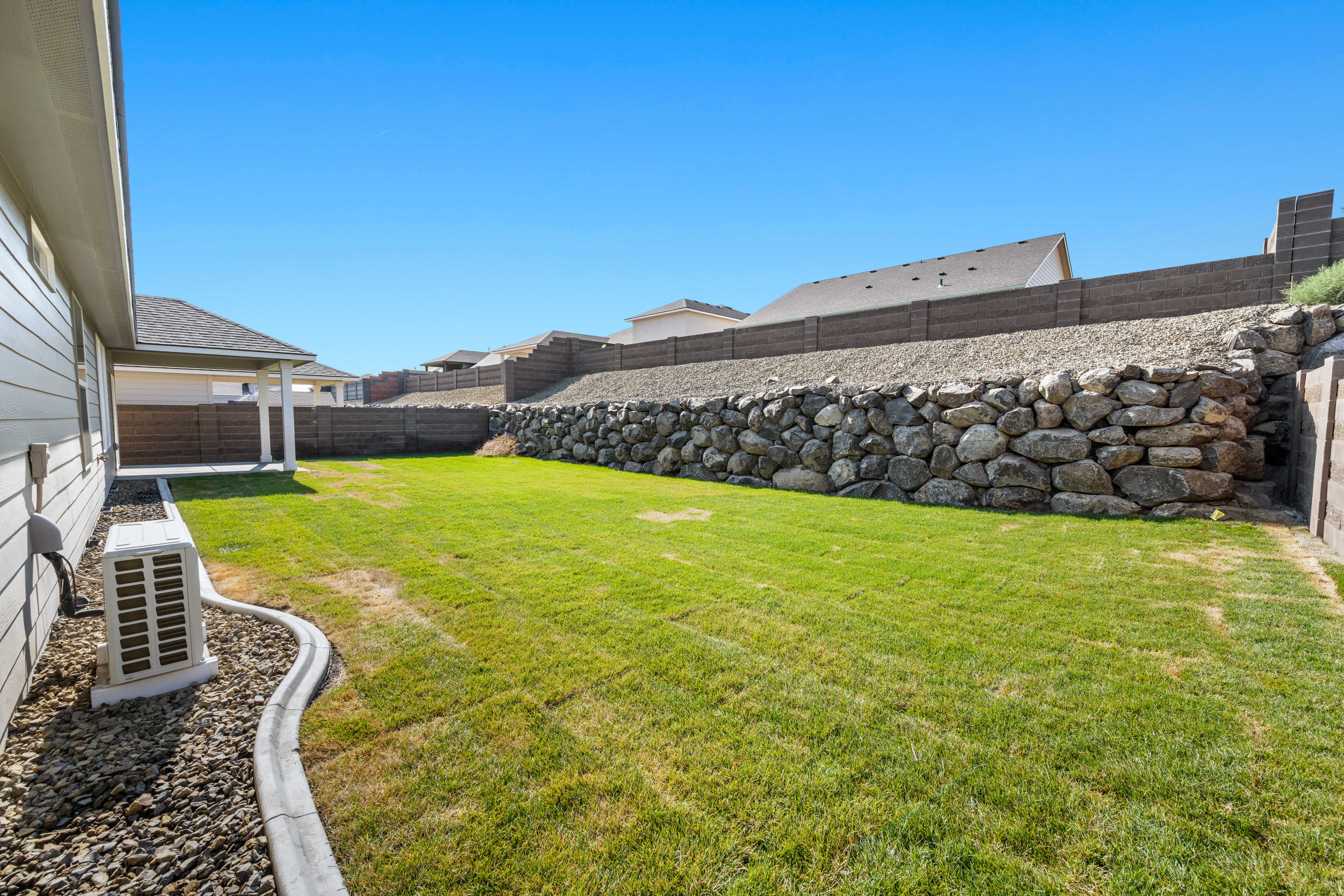  4-Car Garage, Big Yard & Fully Fenced - 物件實景