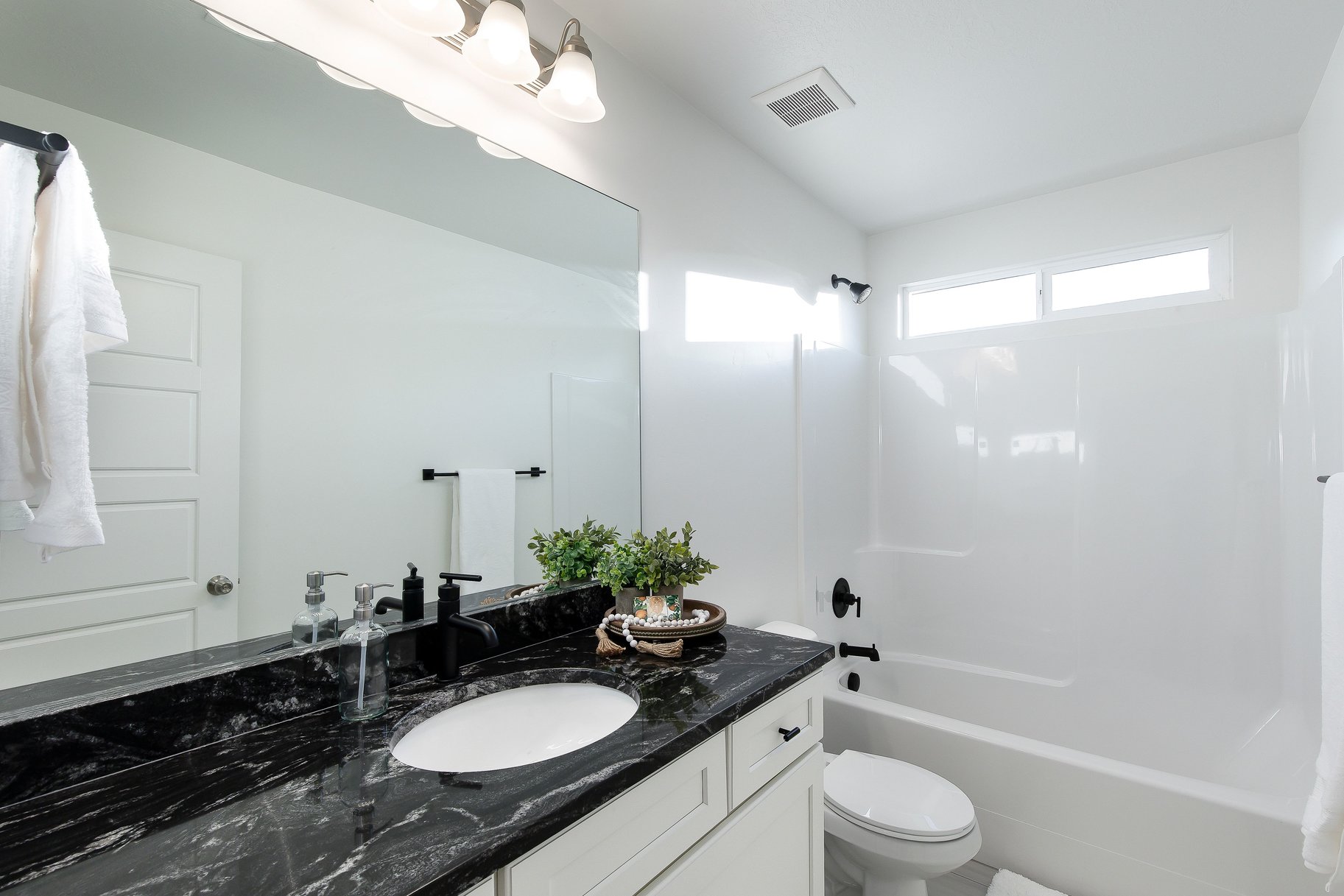  Stylish End-Unit Townhome - 物件實景
