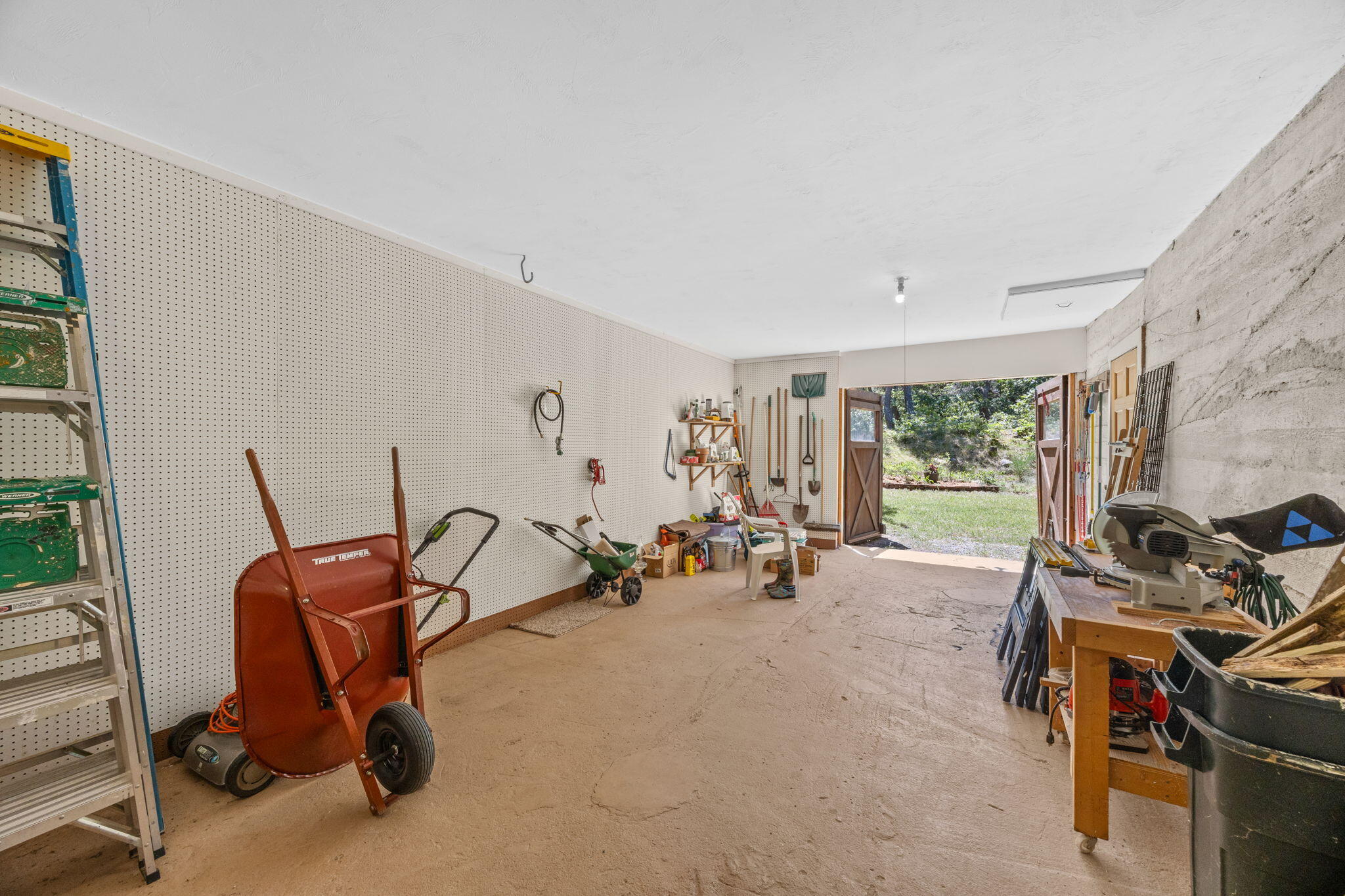  Move-In Ready Comfort on a Beautifully Wooded Acre-Plus Setting - 物件實景