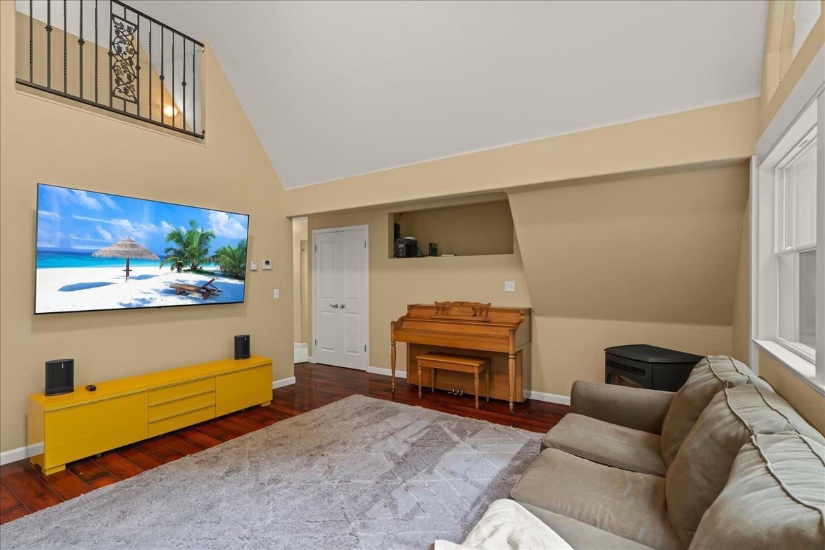 Los Gatos, California, 95033, United States, 3 Bedrooms Bedrooms, ,2 BathroomsBathrooms,Residential,For Sale,1839951