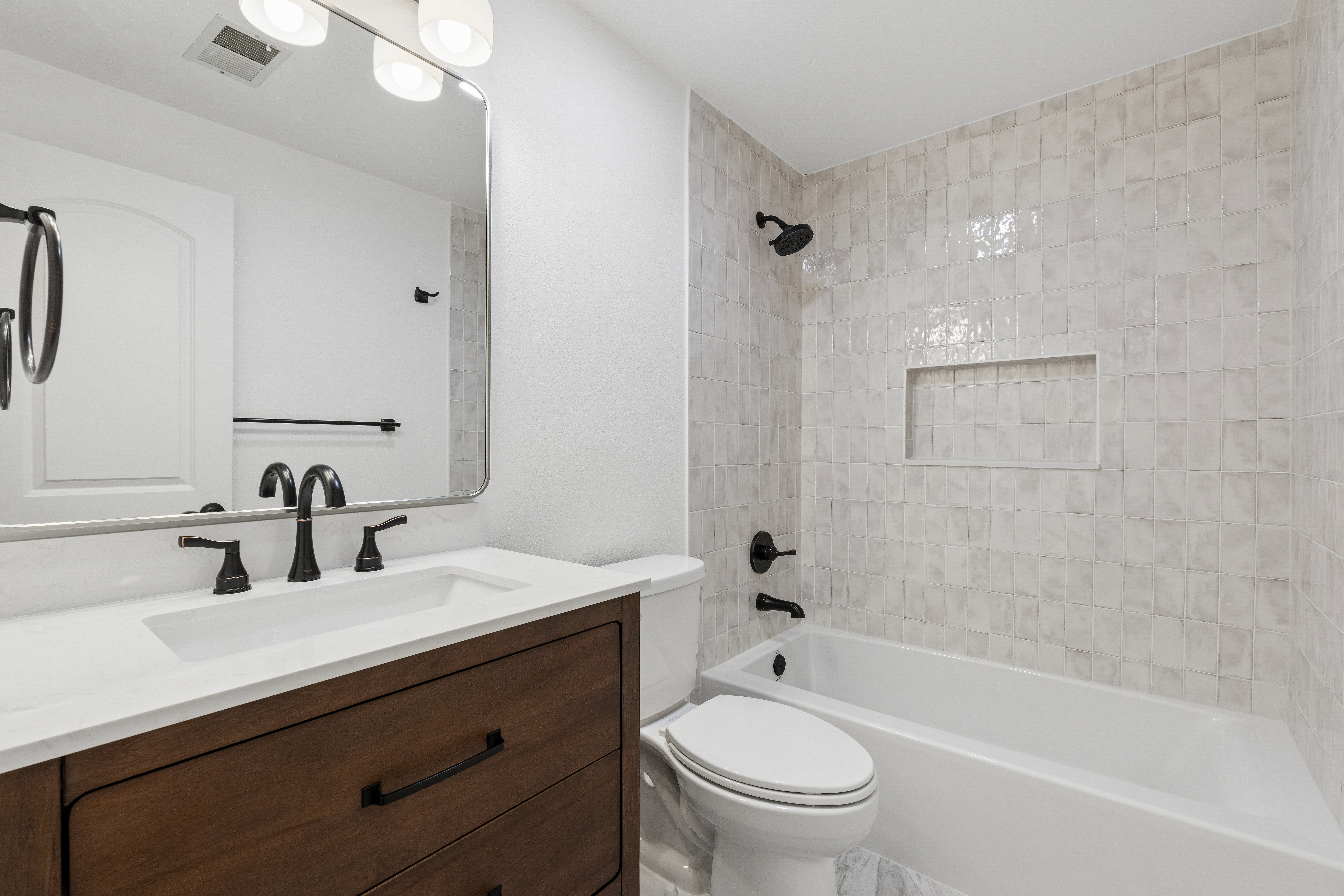  Completely reimagined, refreshed, and ready, this charming home on quiet street - 物件實景