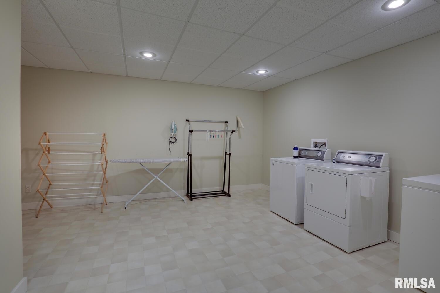 Macomb, Illinois, 61455, United States, 5 Bedrooms Bedrooms, ,5 BathroomsBathrooms,Residential,For Sale,1915760