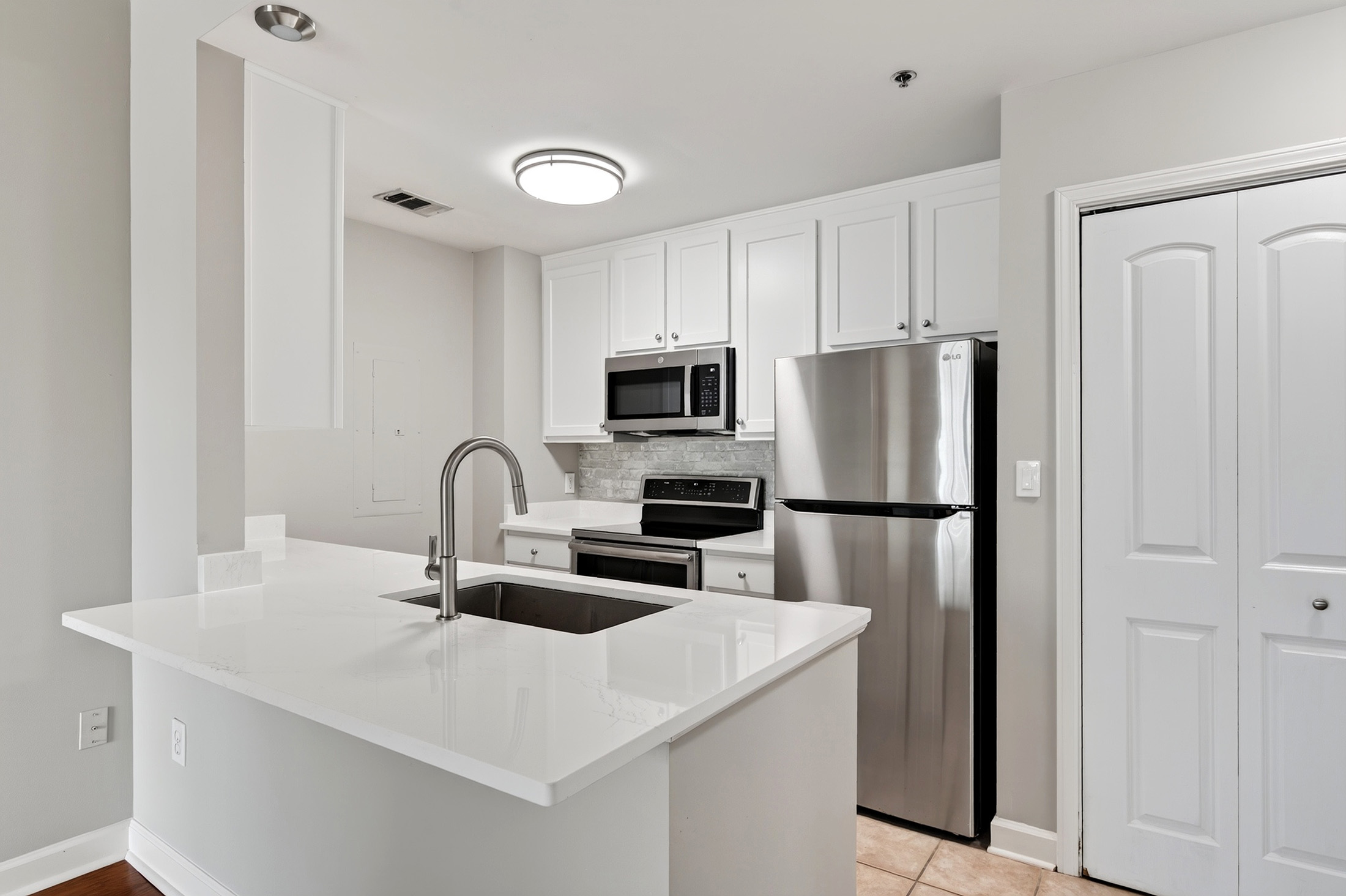  Beautifully Renovated Condo in Unbeatable Midtown Location - 物件實景