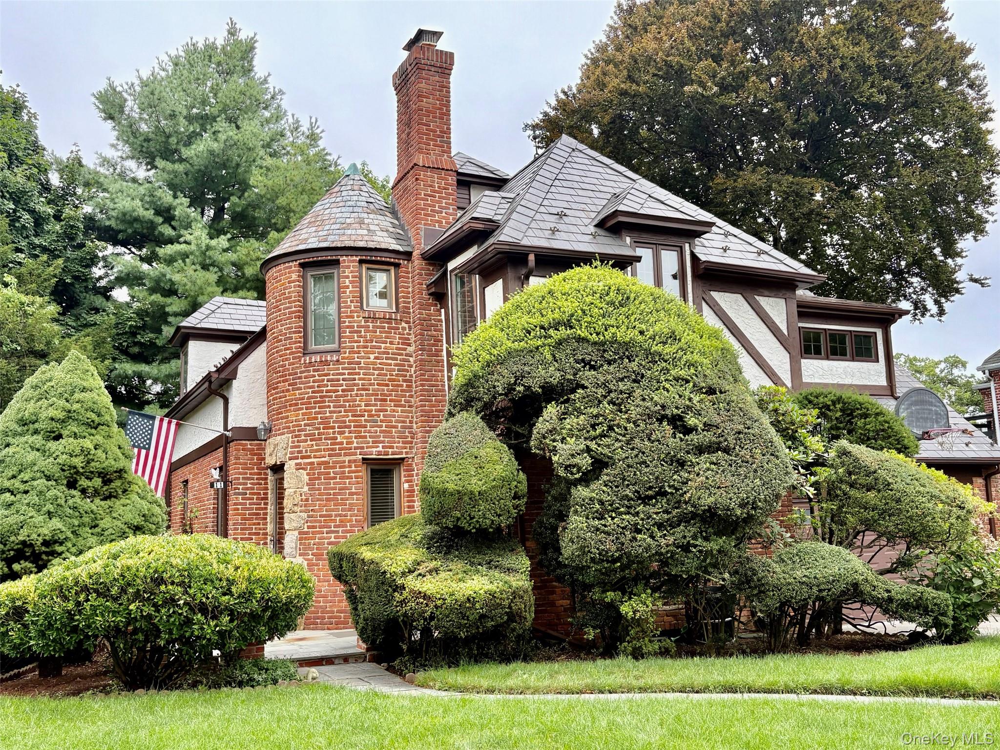 Andover Ln, Manhasset, NY 11030