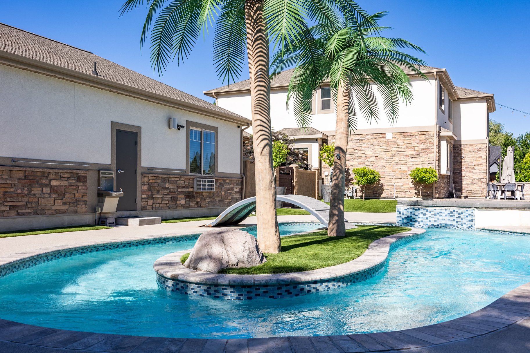  Newly Updated Home with Pool, Lazy River & Detached Garage - 物件實景