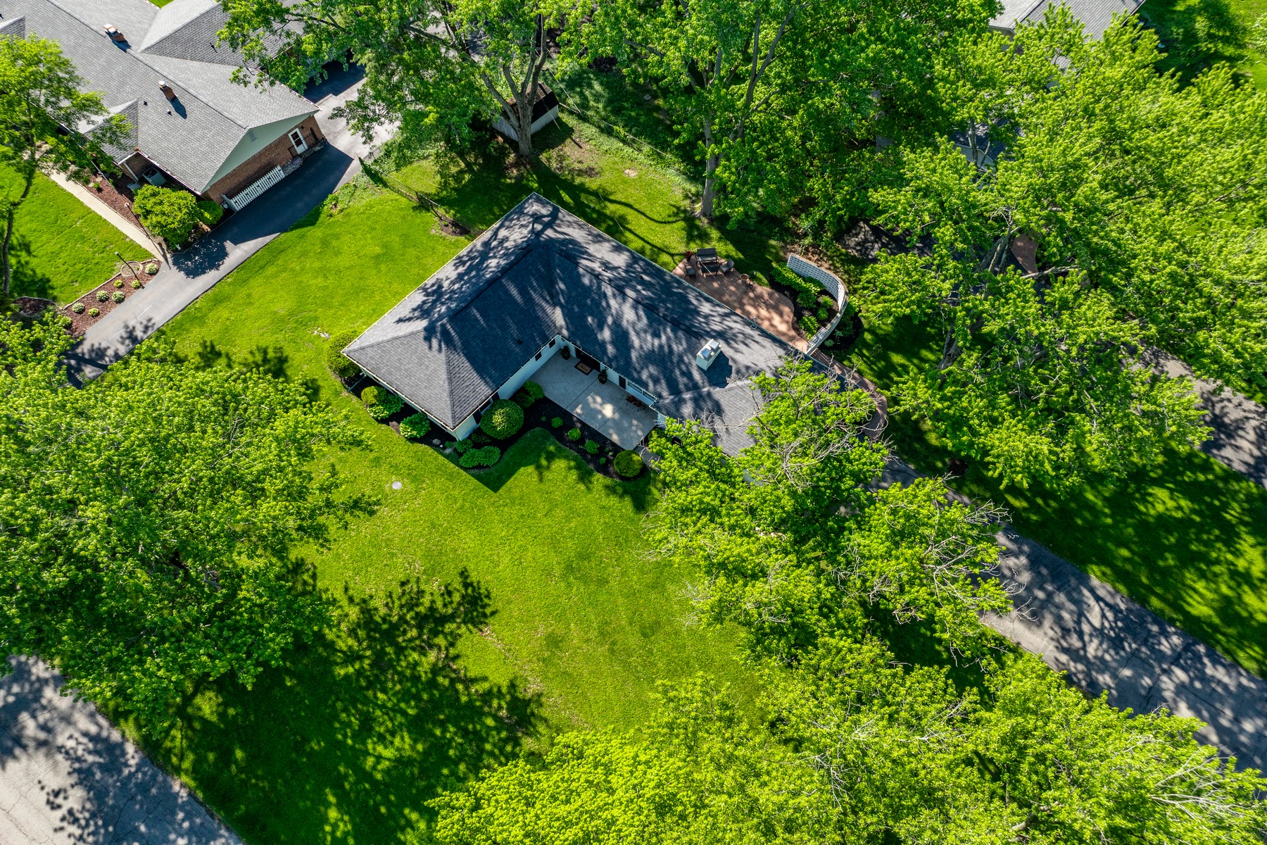  Beautiful and Quiet Home Set on Over Half an Acre - 物件實景