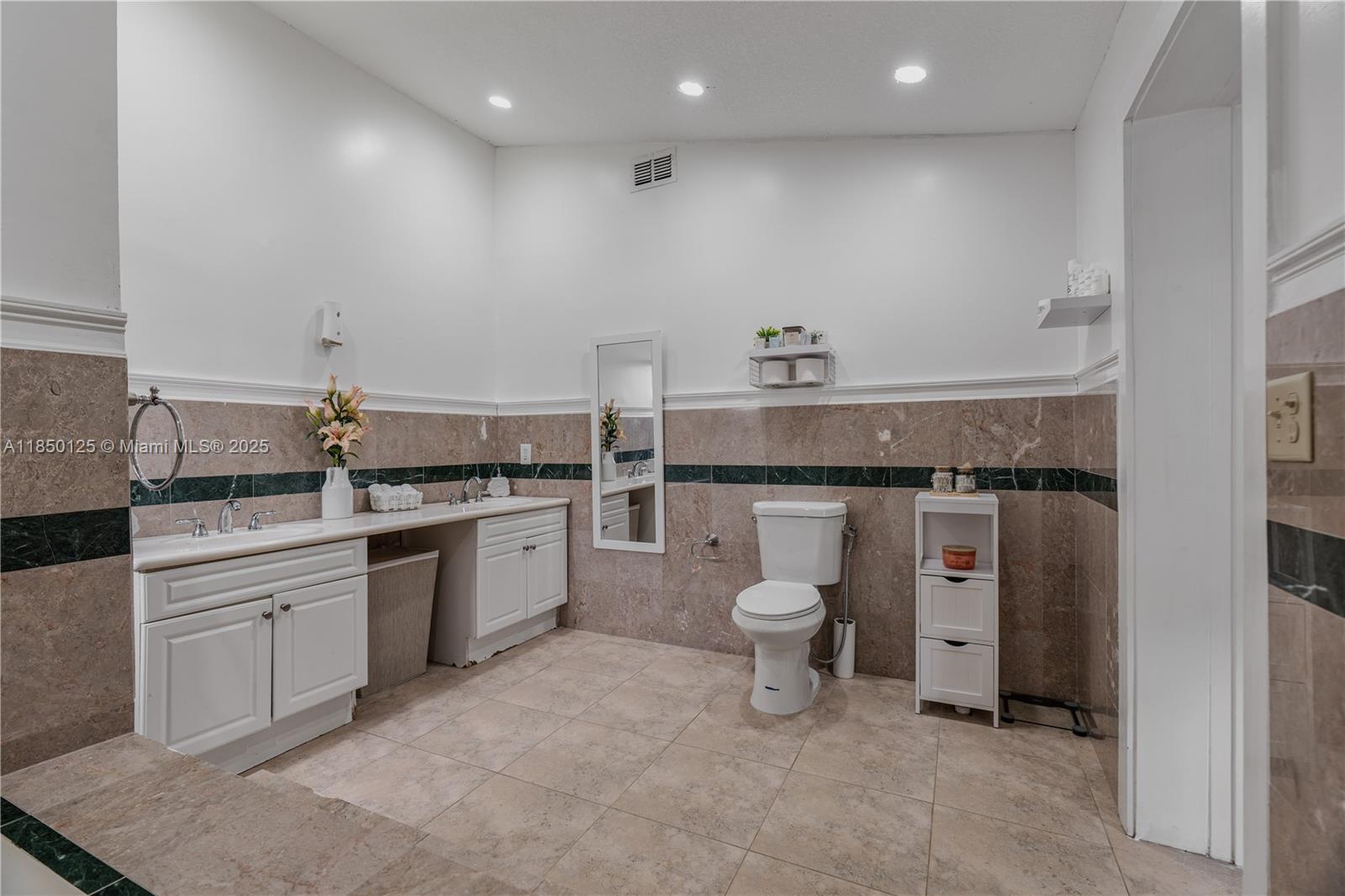 Miami, Florida, 33165, United States, 3 Bedrooms Bedrooms, ,2 BathroomsBathrooms,Residential,For Sale,1906706
