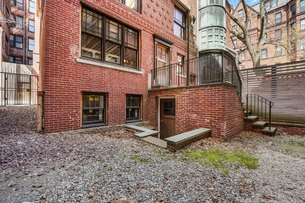 Boston, Massachusetts, 02116, United States, 3 Bedrooms Bedrooms, ,2 BathroomsBathrooms,Residential,For Sale,1810578