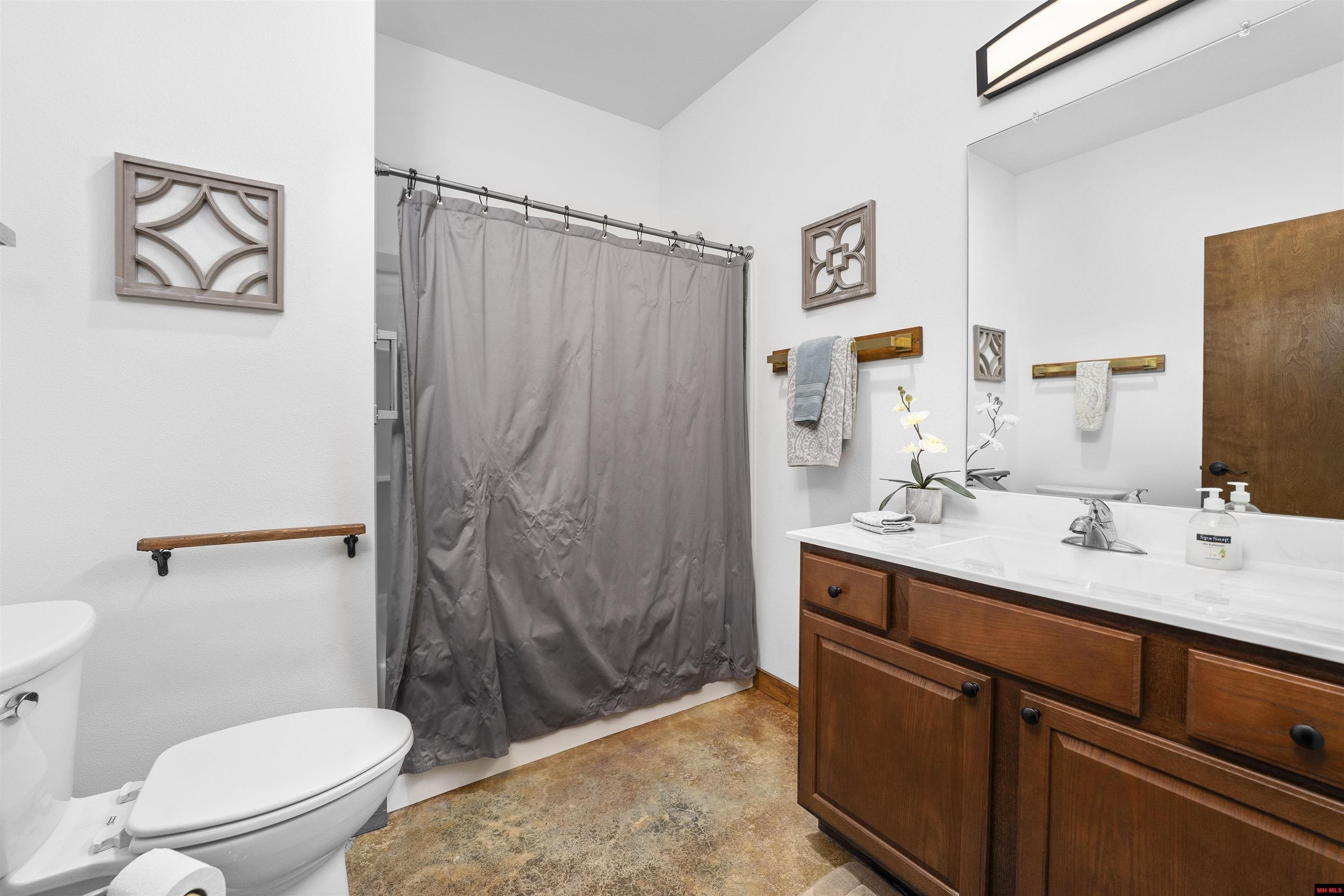 Norfork, Arkansas, 72658, United States, 4 Bedrooms Bedrooms, ,4 BathroomsBathrooms,Residential,For Sale,1976575