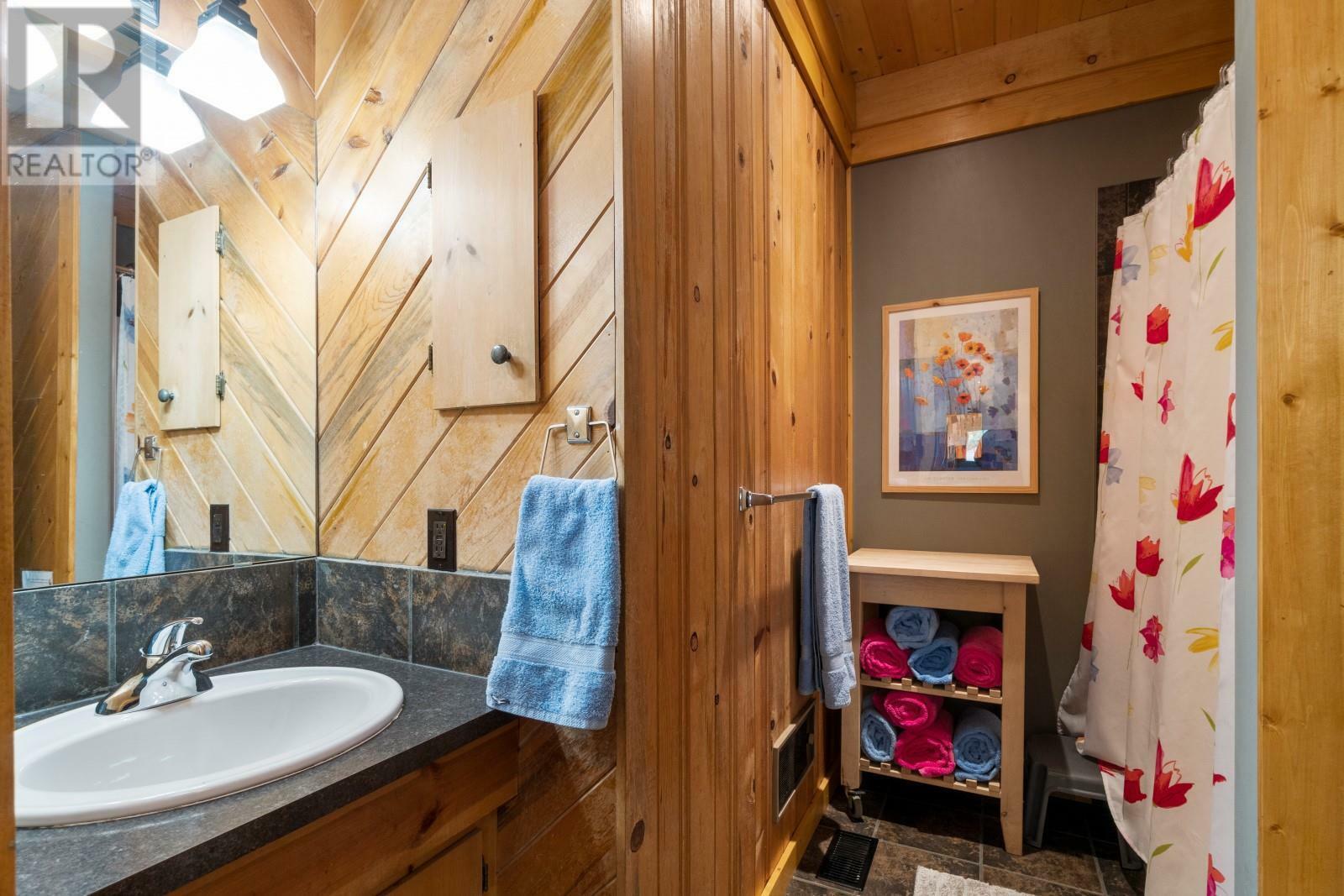 SICAMOUS, British Columbia, V0E 2V0, CA, 4 Bedrooms Bedrooms, ,3 BathroomsBathrooms,Residential,For Sale,1837612