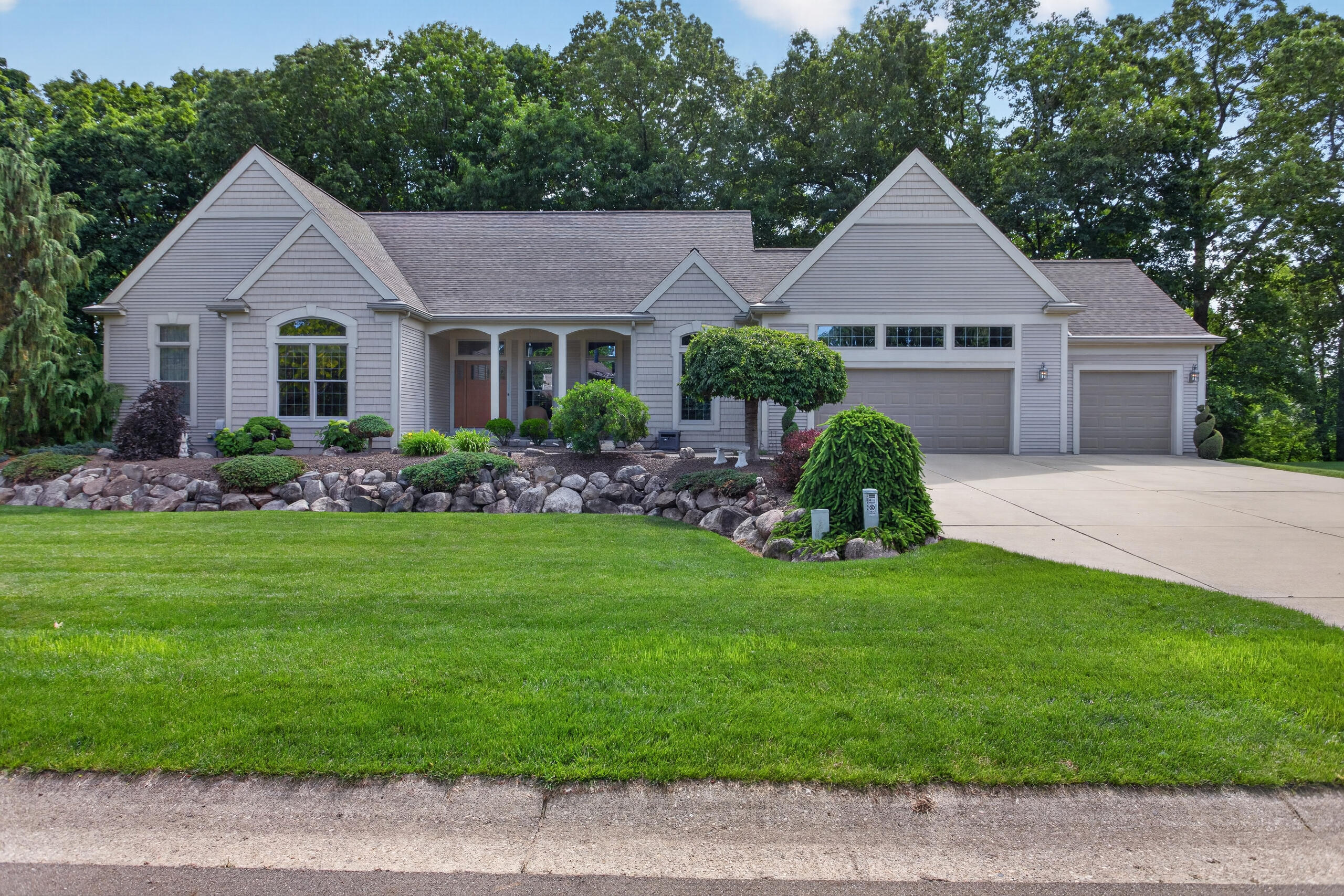 Aspen Way, Jackson, MI 49201
