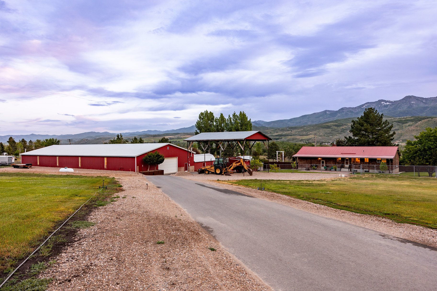 Incredibly Well-Maintained Horse Property with Indoor Arena & Views - 物件實景