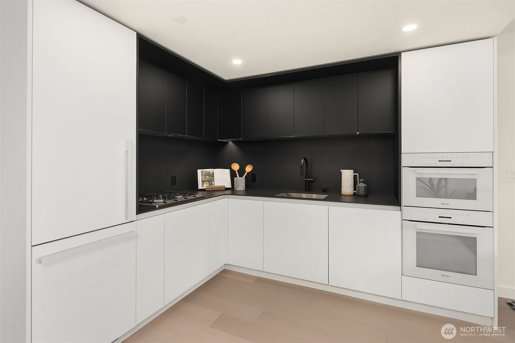 Seattle, Washington, 98101, United States, 1 Bedroom Bedrooms, ,1 BathroomBathrooms,Residential,For Sale,1873895
