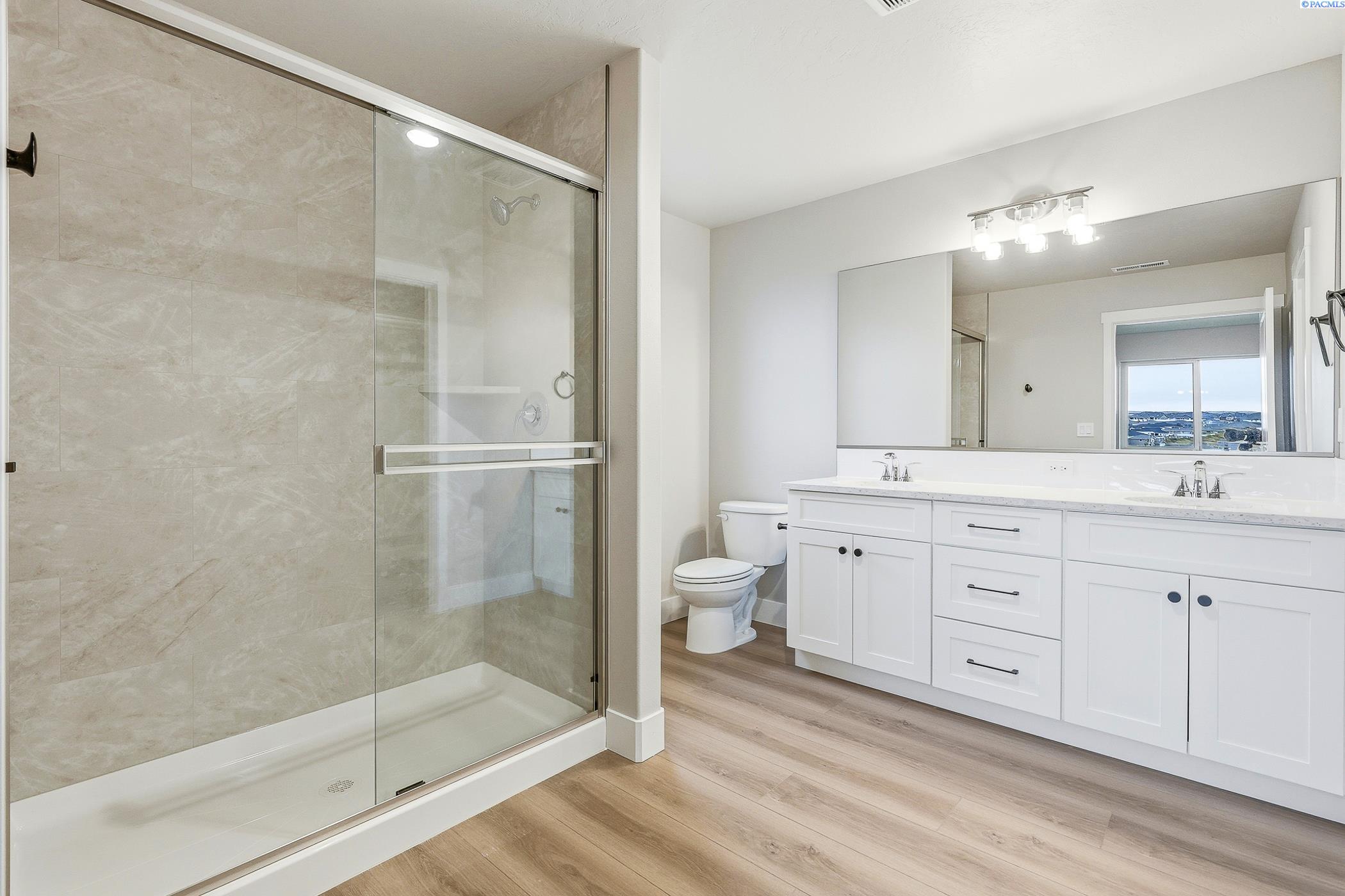 Kennewick, Washington, 99338, United States, 4 Bedrooms Bedrooms, ,1 BathroomBathrooms,Residential,For Sale,1996231