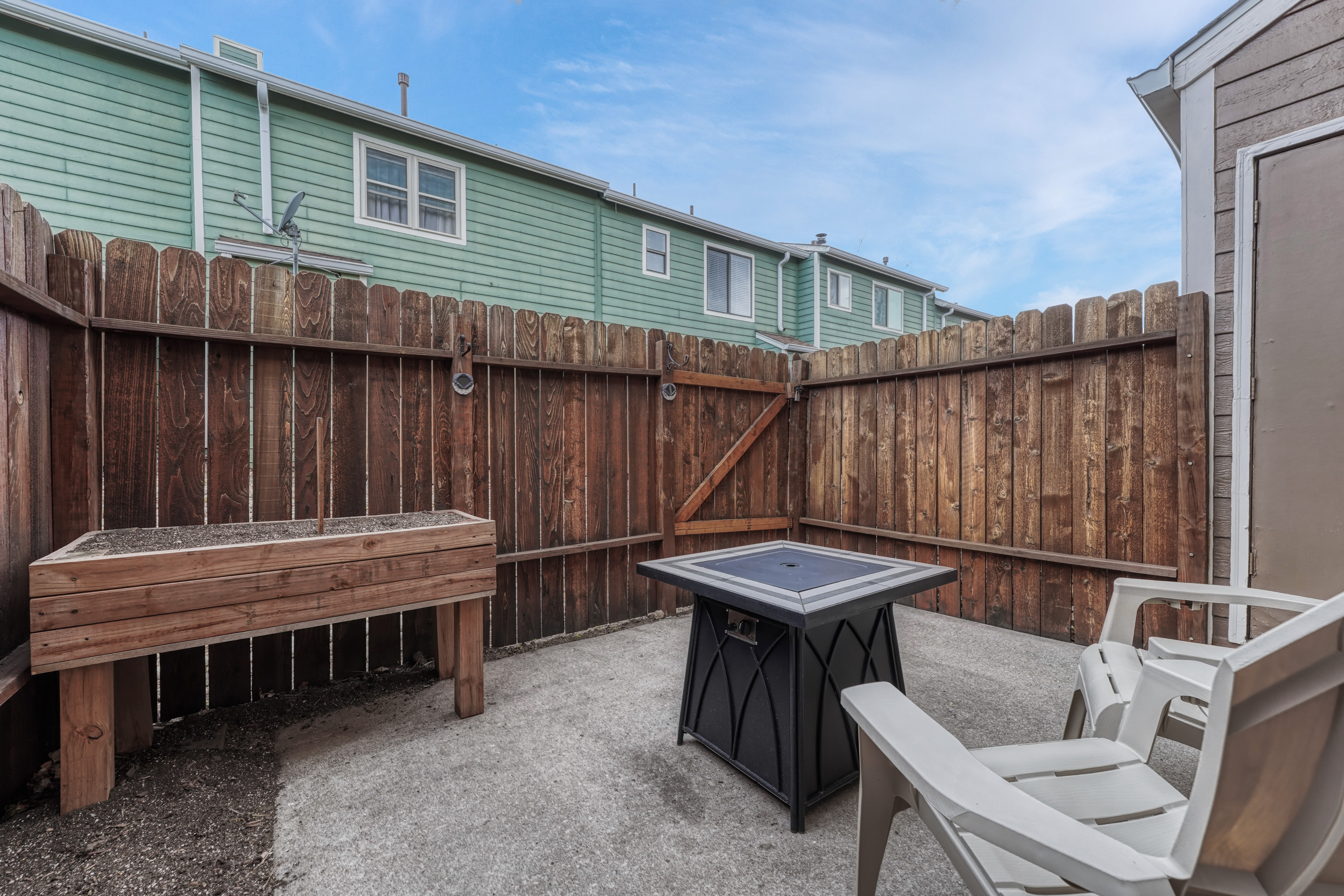  Sunlit Townhouse with Mountain Views & Private Patio - 物件實景