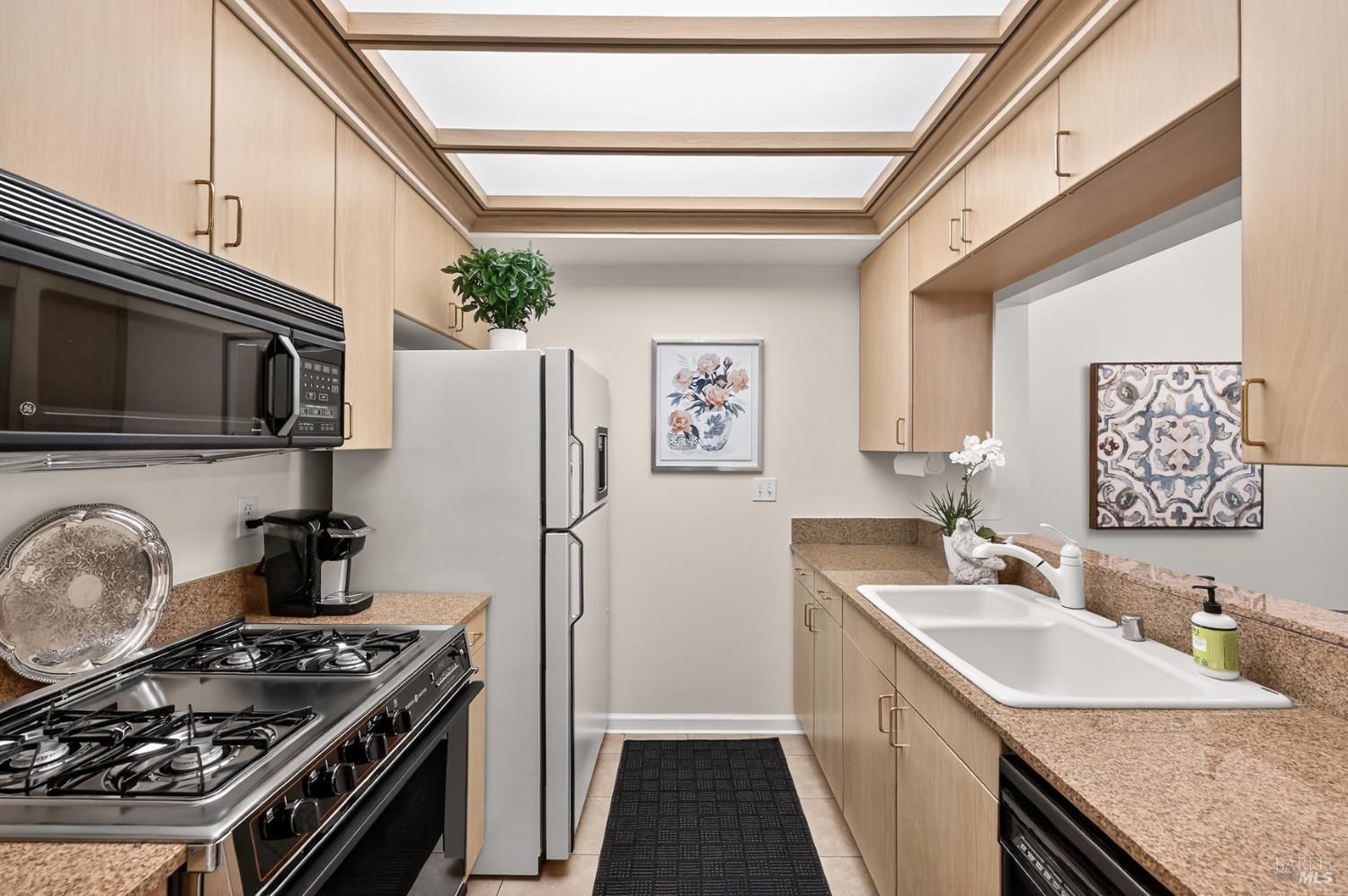 San Rafael, California, 94903, United States, 1 Bedroom Bedrooms, ,2 BathroomsBathrooms,Residential,For Sale,1896555